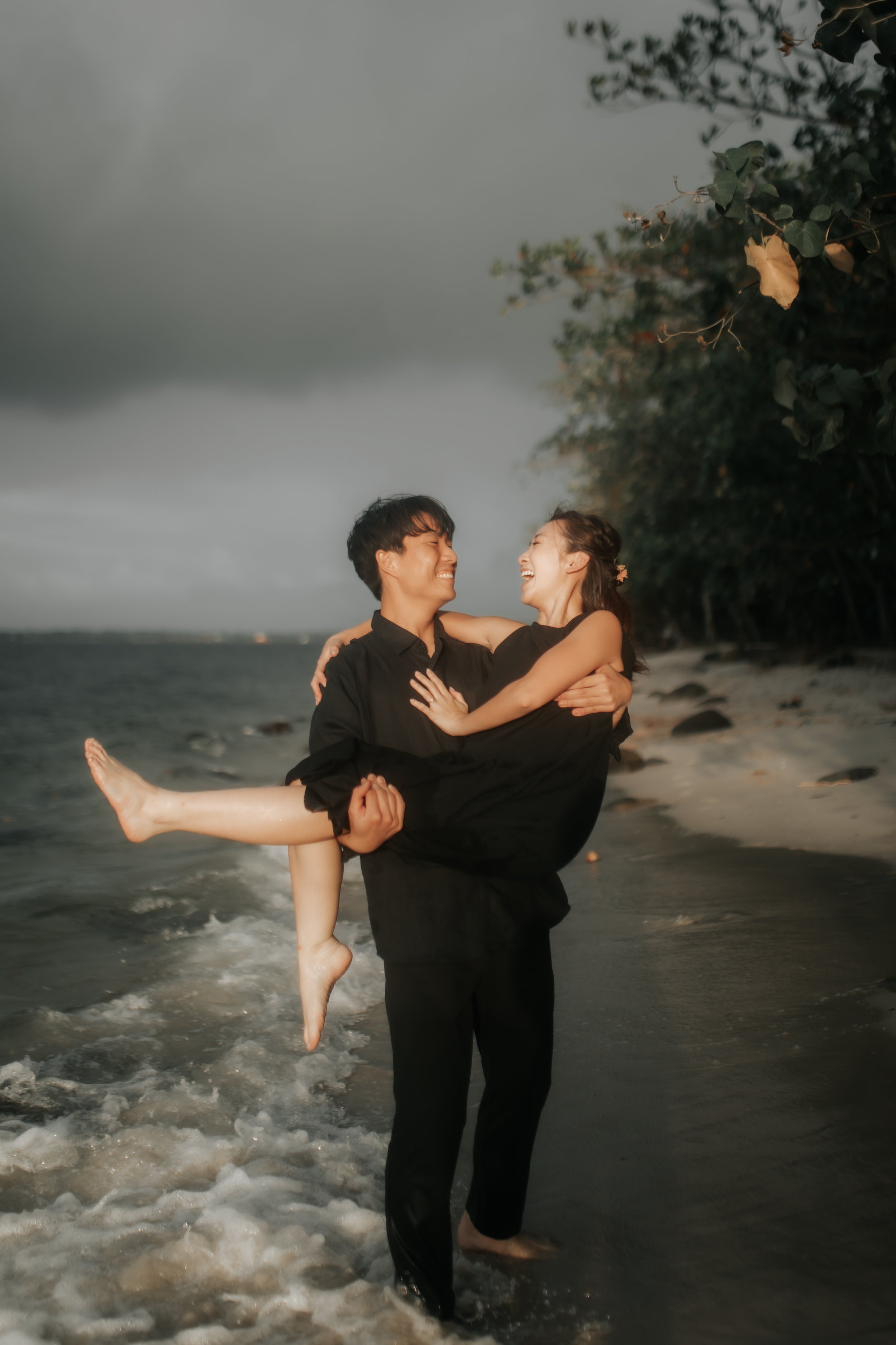 Dark and moody beach pre-wedding photoshoot at Punggol Beach in Singapore, captured by Arielle for Breadandbutterworks.
