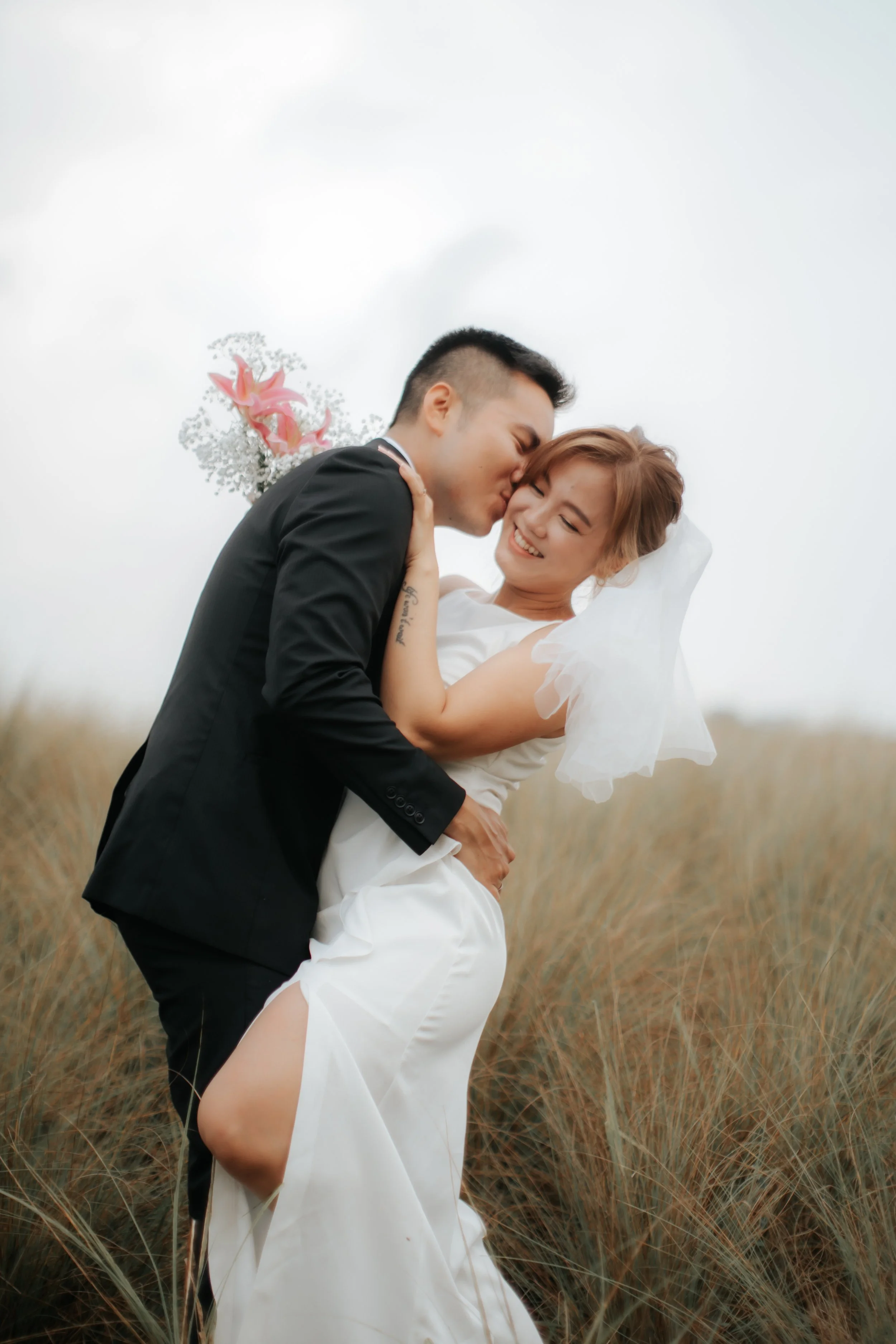 Light and airy pre-wedding photoshoot at Jurong Lake Gardens in Singapore, captured by Ash for Breadandbutterworks.