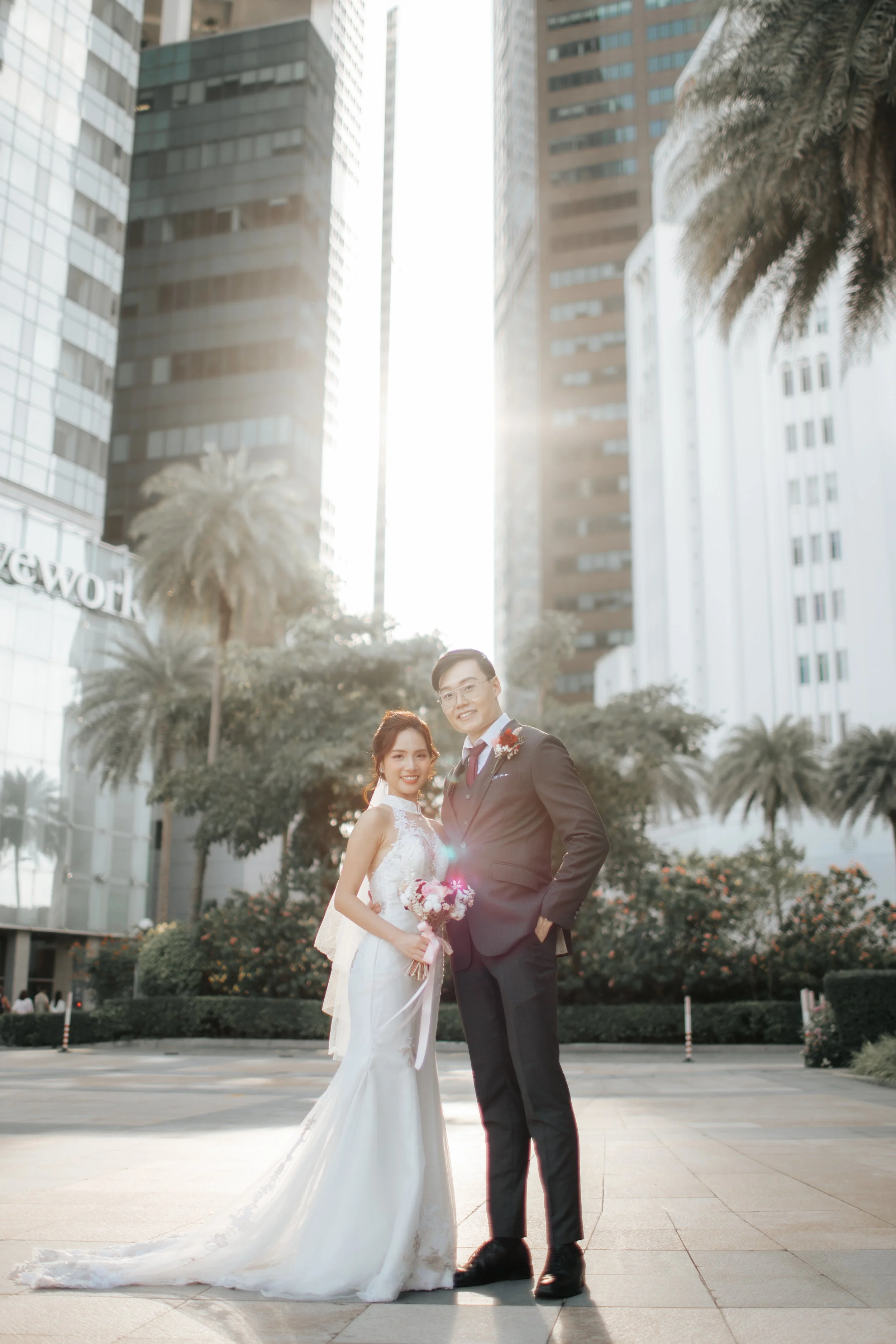 Light and airy actual day wedding photography of the bride and groom outside the wedding venue at Fullerton Hotel. Captured by Arielle for Breadandbutterworks.