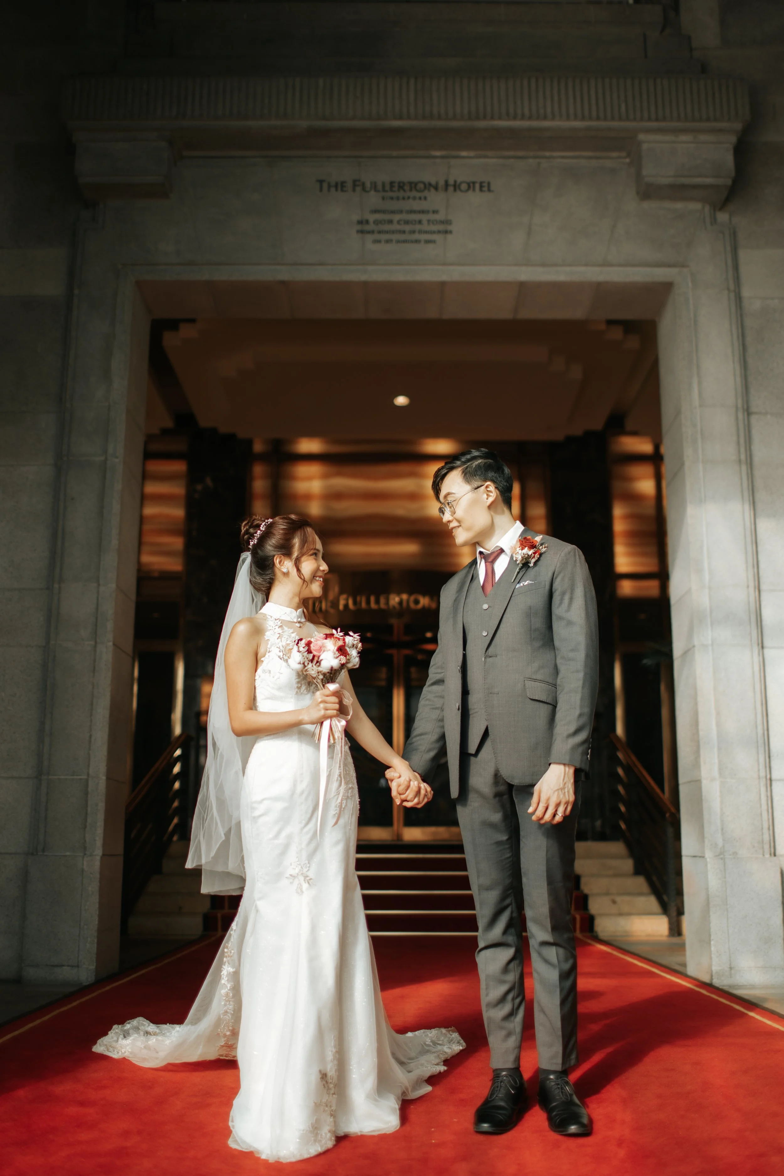 Light and airy actual day wedding photography of the bride and groom outside the wedding venue at Fullerton Hotel. Captured by Arielle for Breadandbutterworks.