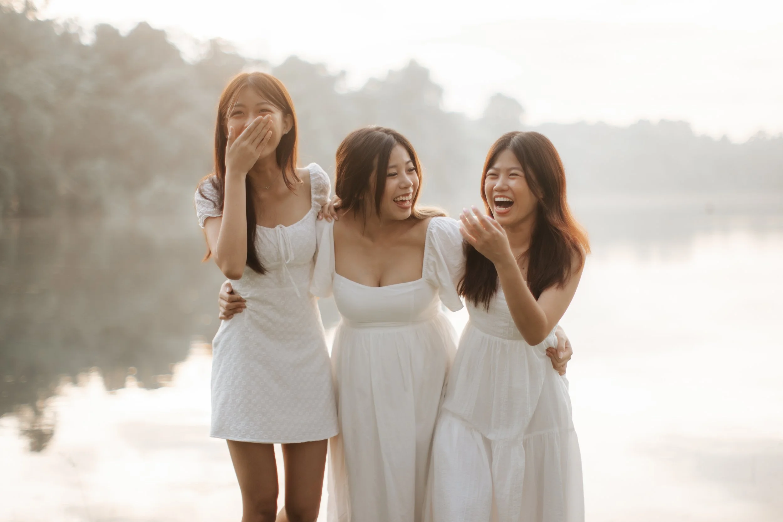 Warm and candid family photoshoot of the three sisters, taken at Upper Peirce Reservoir. Captured by Breadandbutterworks in a light and airy style.