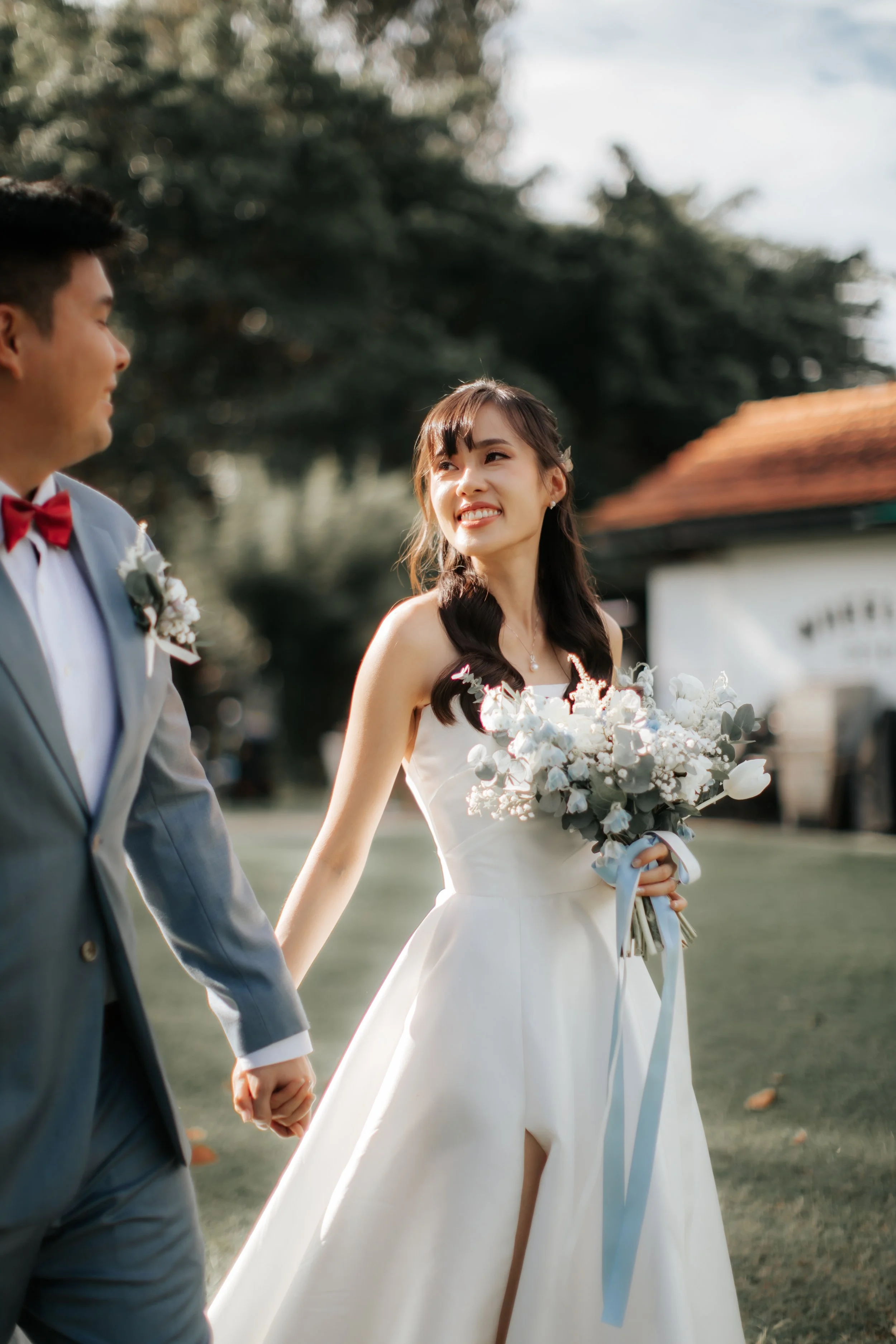 Light and airy actual day wedding photoshoot at Wheeler's Estate and East Coast Park in Singapore. Captured by Ash for Breadandbutterworks. 