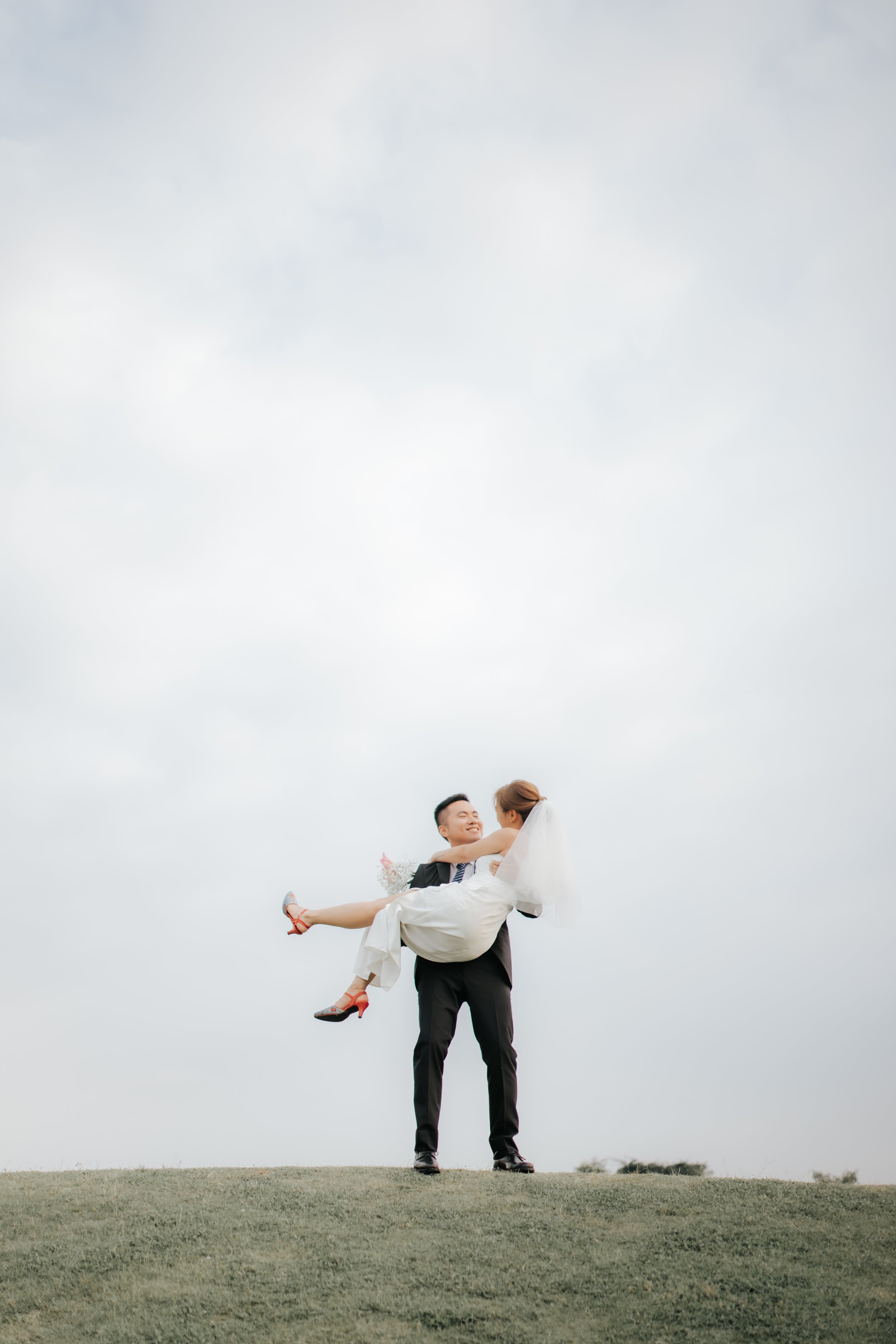 Light and airy pre-wedding photoshoot at Jurong Lake Gardens in Singapore, captured by Ash for Breadandbutterworks.