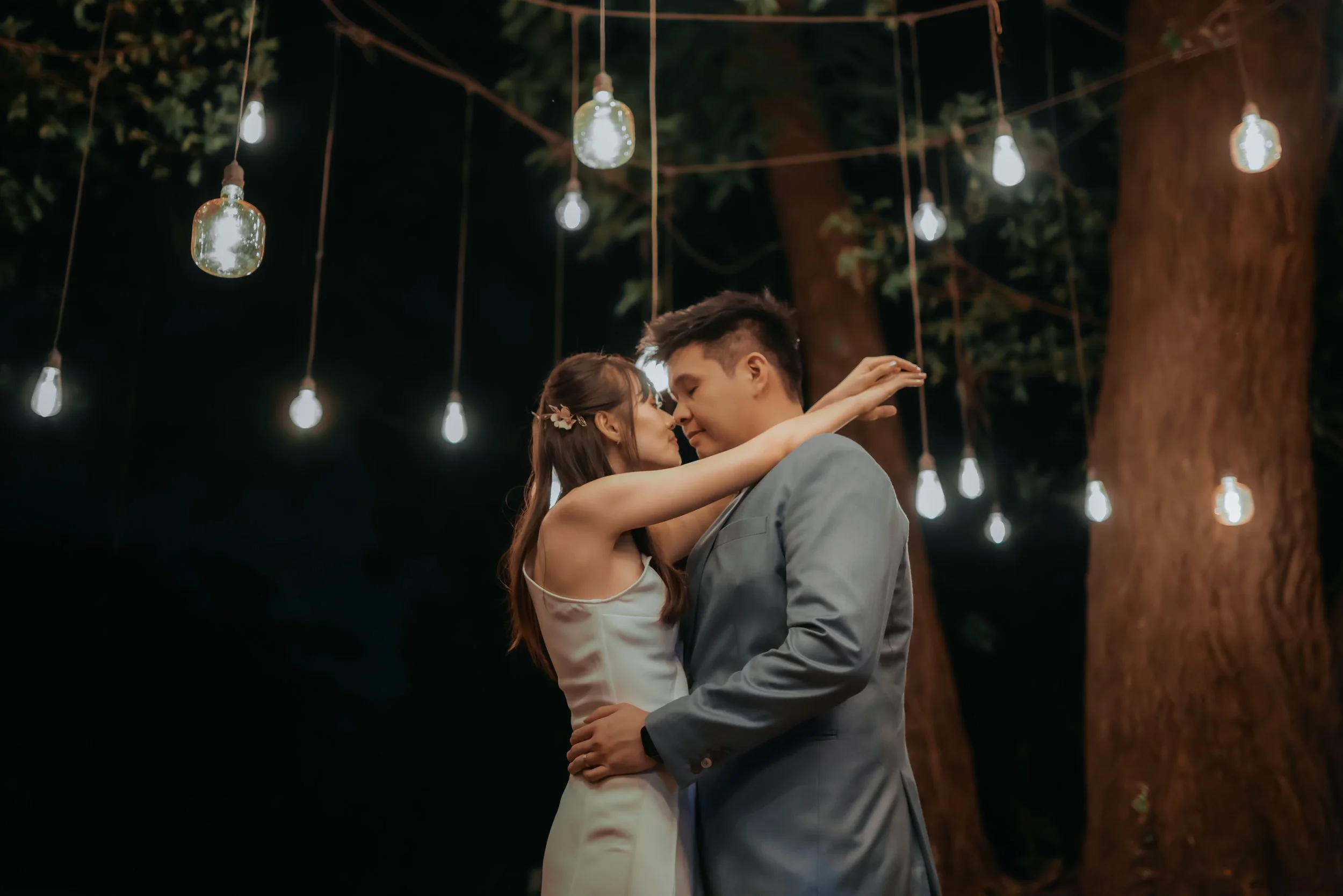 Light and airy actual day wedding photoshoot at Wheeler's Estate and East Coast Park in Singapore. Captured by Ash for Breadandbutterworks. 