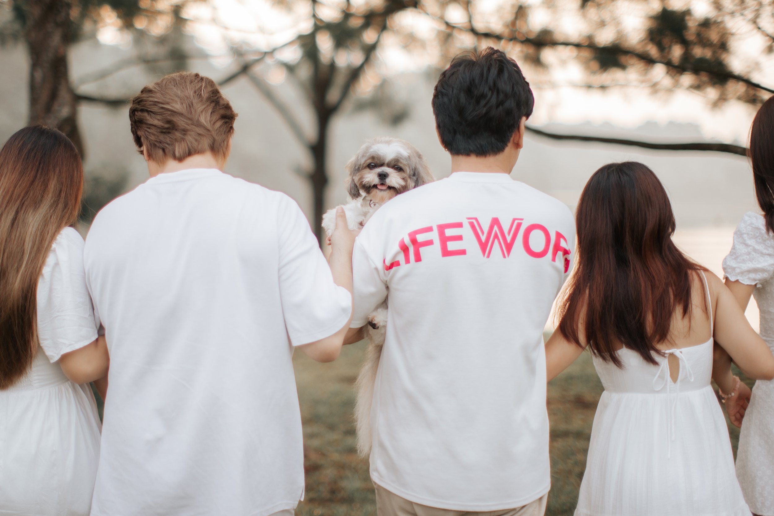Warm and candid family photoshoot with their cute family dog, taken at Upper Peirce Reservoir. Captured by Breadandbutterworks in a light and airy style.