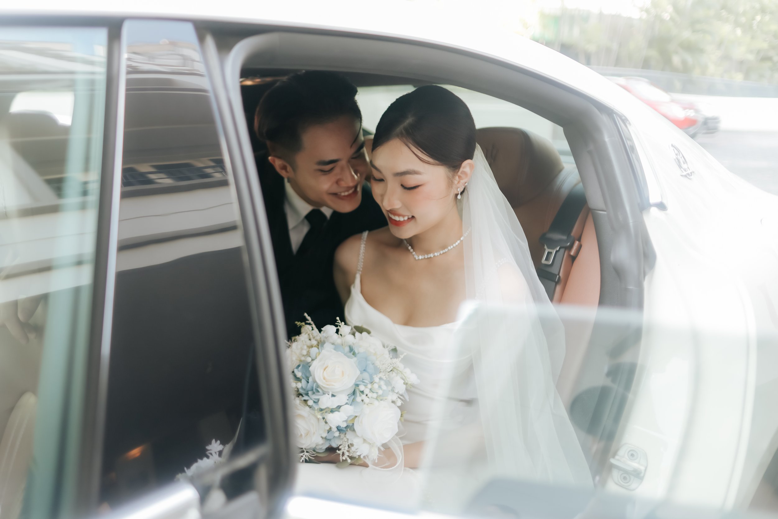 Light and airy actual day wedding photoshoot in Singapore, the couple gets into their matrimonial car to head to their wedding. Captured by Arielle from Breadandbutterworks.