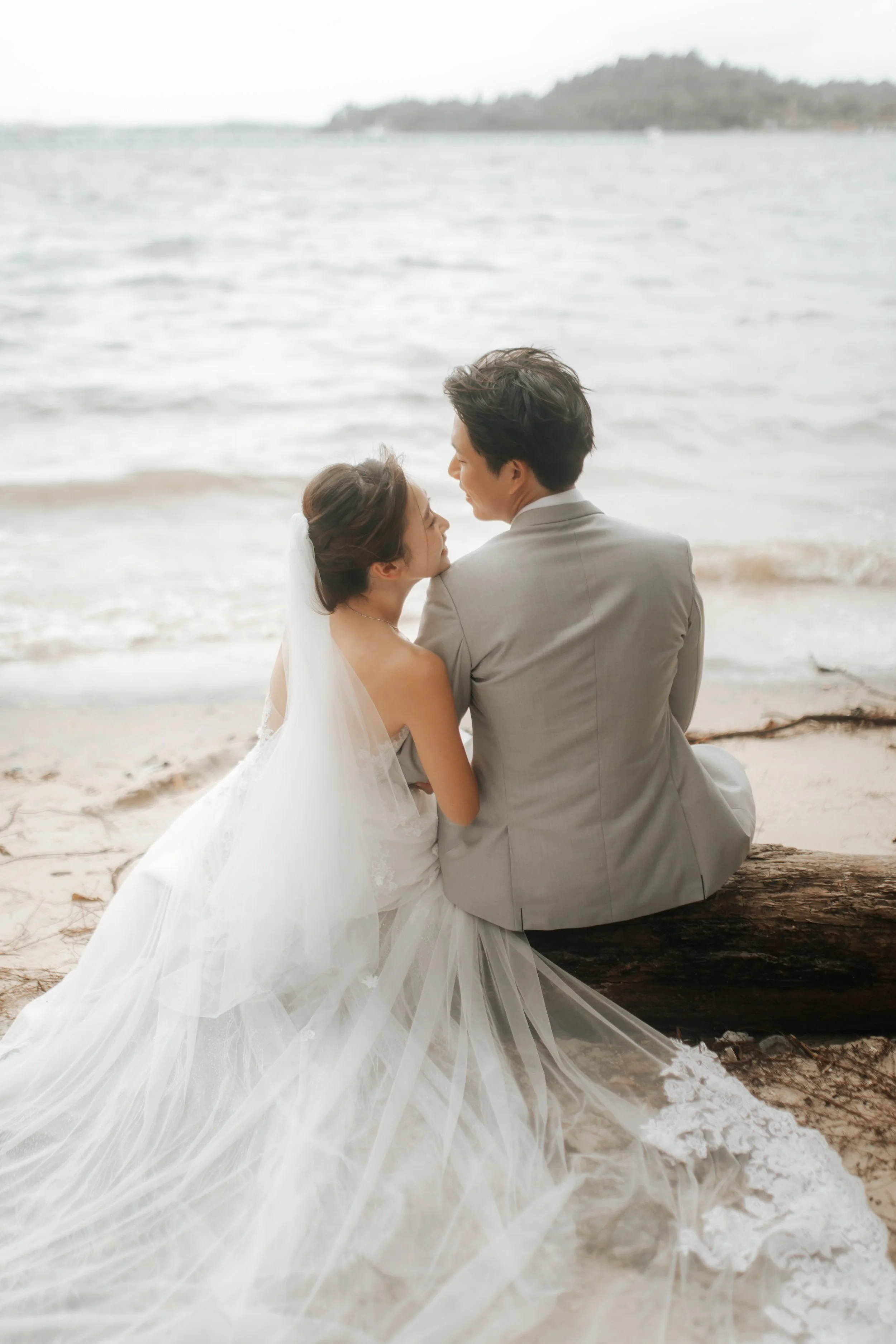 Relaxed and natural beach pre-wedding photoshoot at Punggol Beach in Singapore, captured by Arielle for Breadandbutterworks.