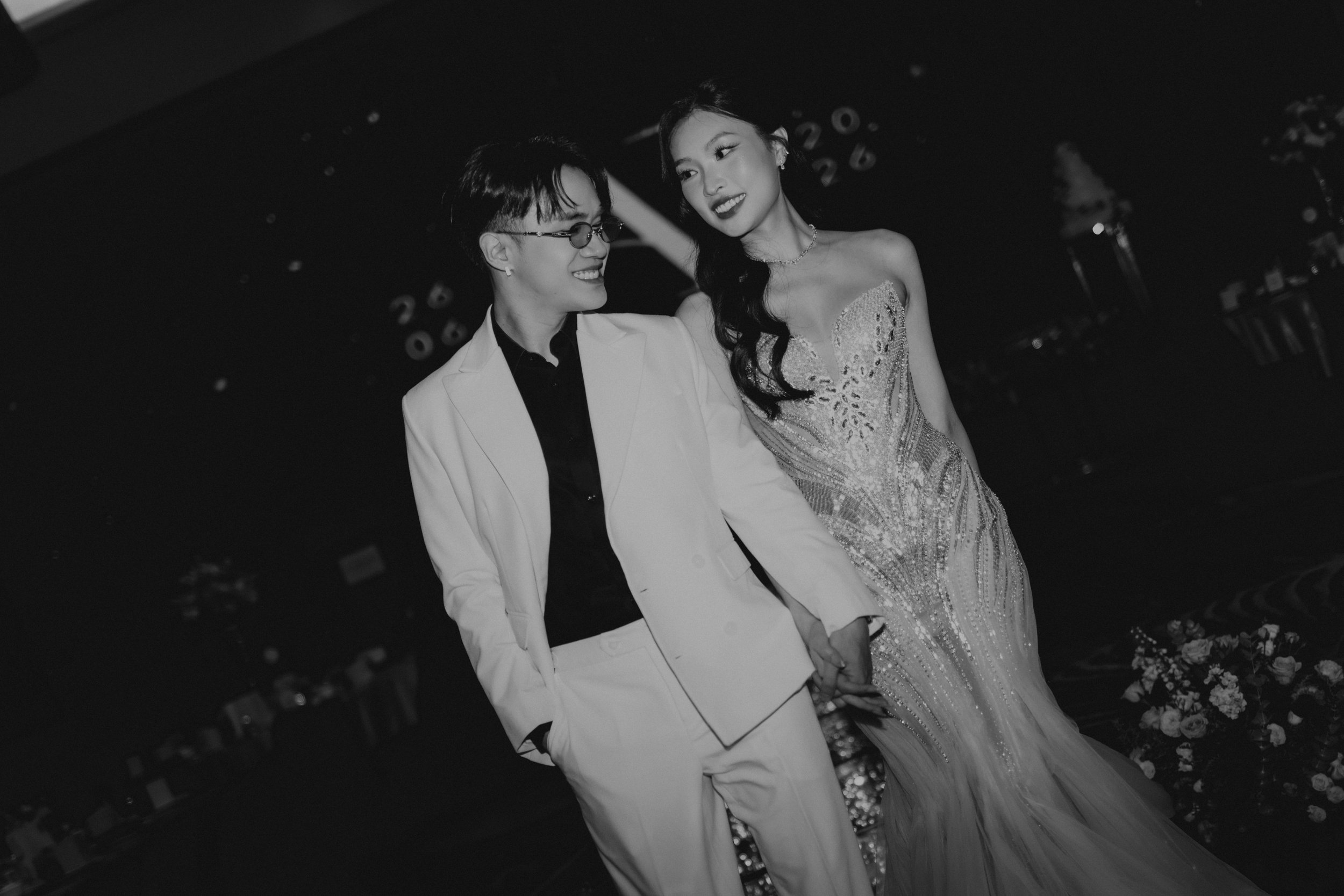 Actual day black and white wedding photoshoot at W Hotel, the bride and groom walks down the aisle at the wedding venue looking stunning in their outfits. Captured by Arielle from Breadandbutterworks.