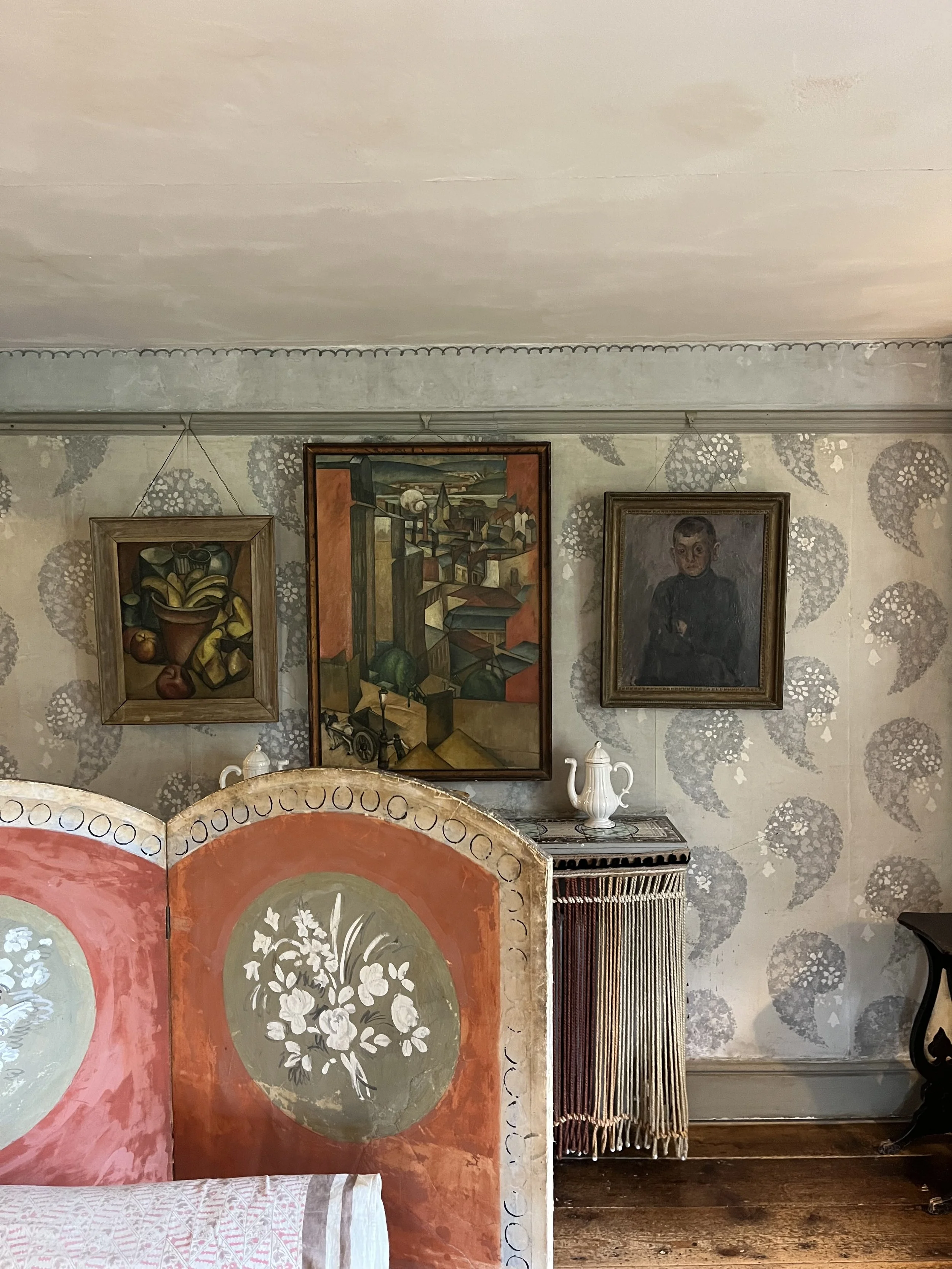 Intricately decorated walls 