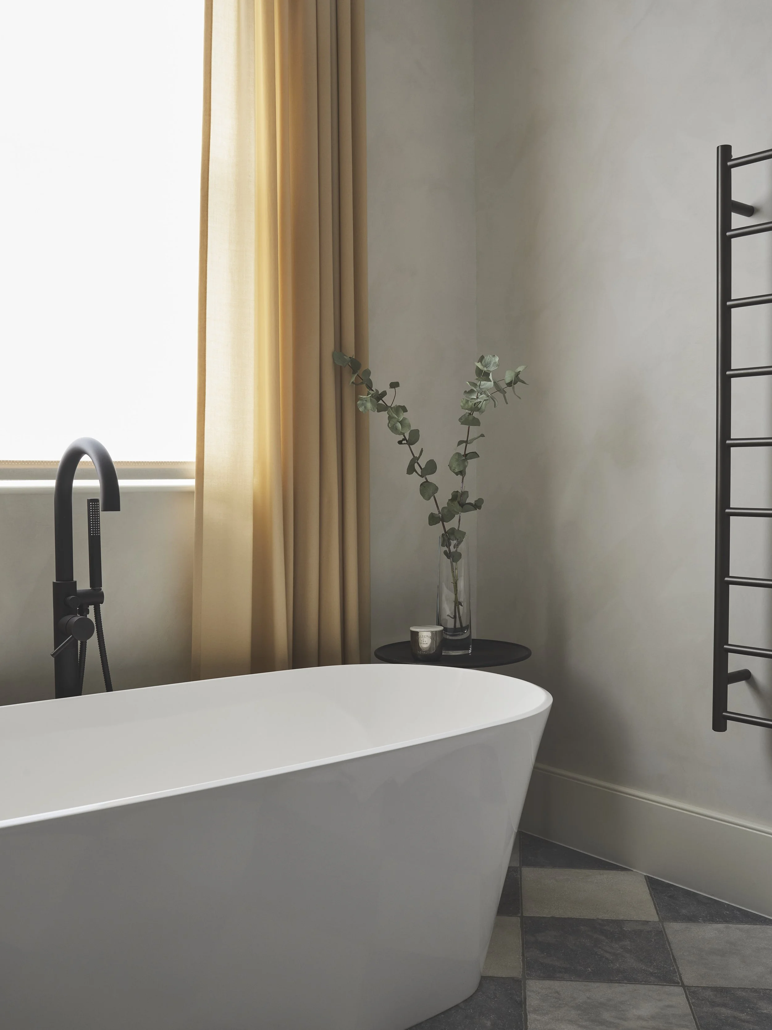 Chequer board tumbled marble floor tiles in an elegant bathroom.