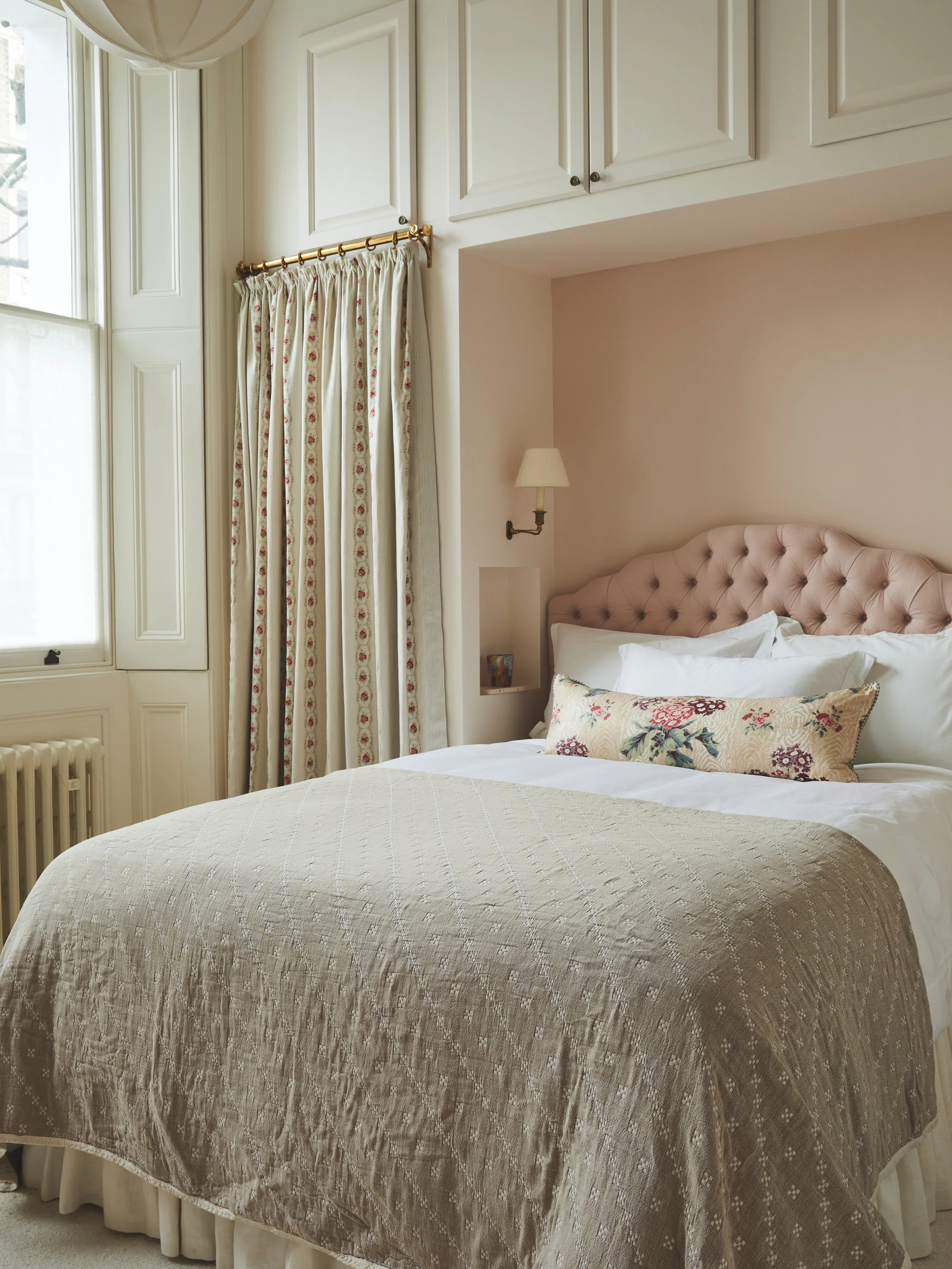 Notting Hill romantic main bedroom