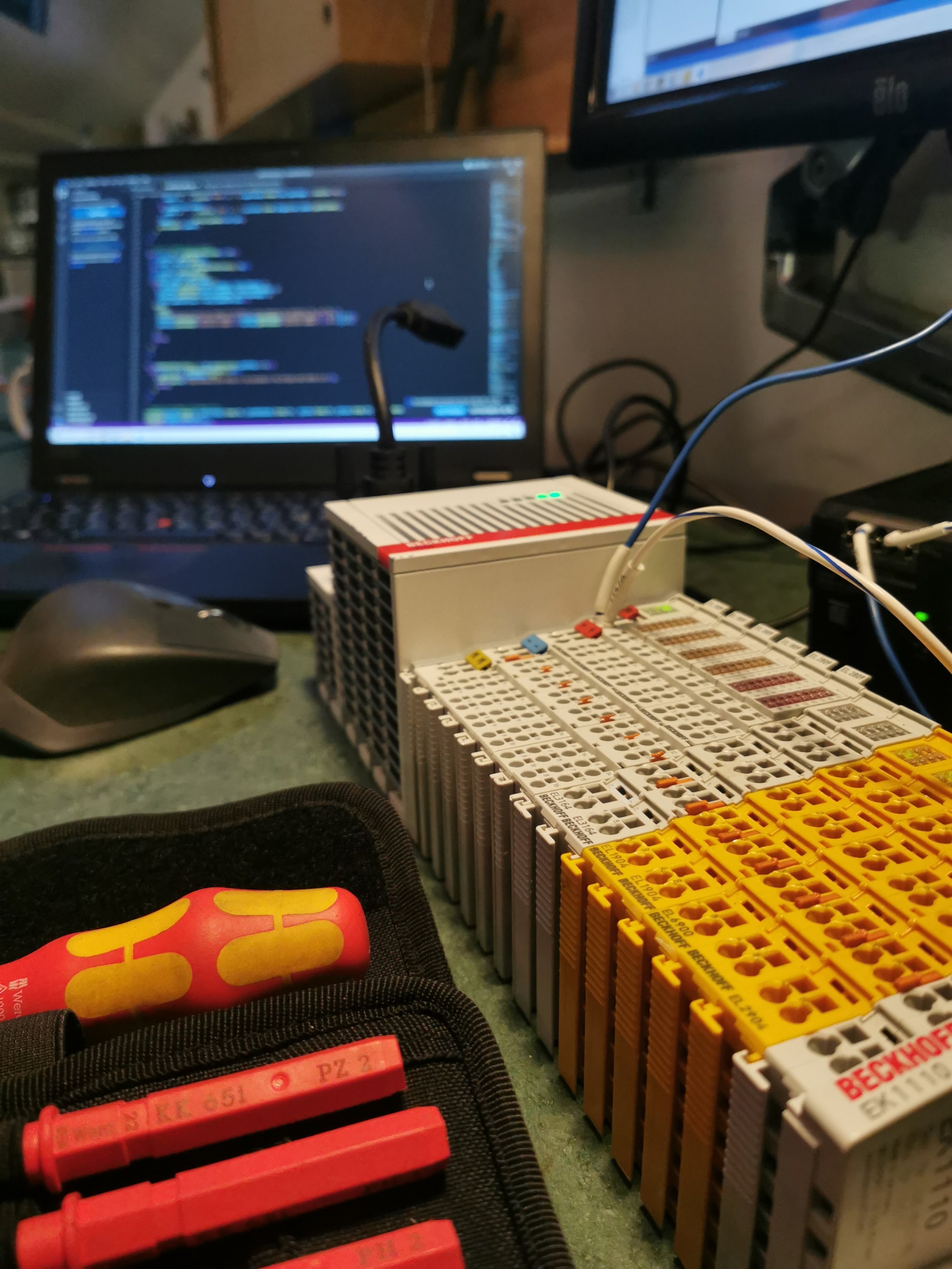 opbygning og programmering af plc til styring af specialmaskiner og automationsanlæg