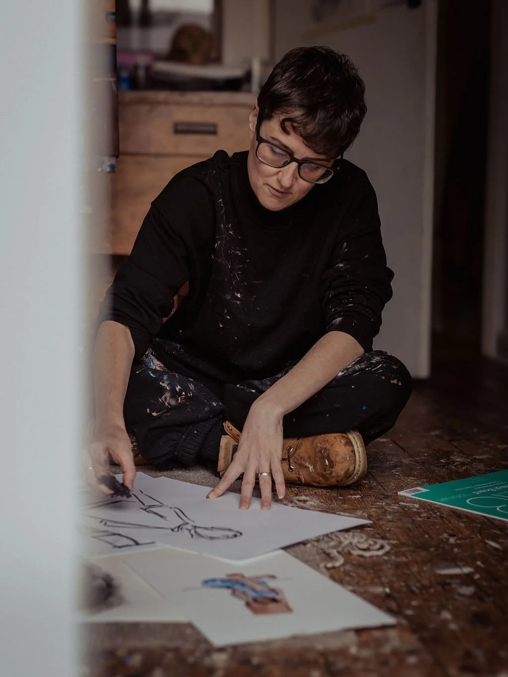 Charcoal is a big part of my practice for ideas, finished pieces but also Commissions.. more photos from the shoot with @mimisworks #art#artist#paint#charcoal#charcoaldrawing #draw#paint#painting#painter#photo#photographer #photos #studio#studioshoot