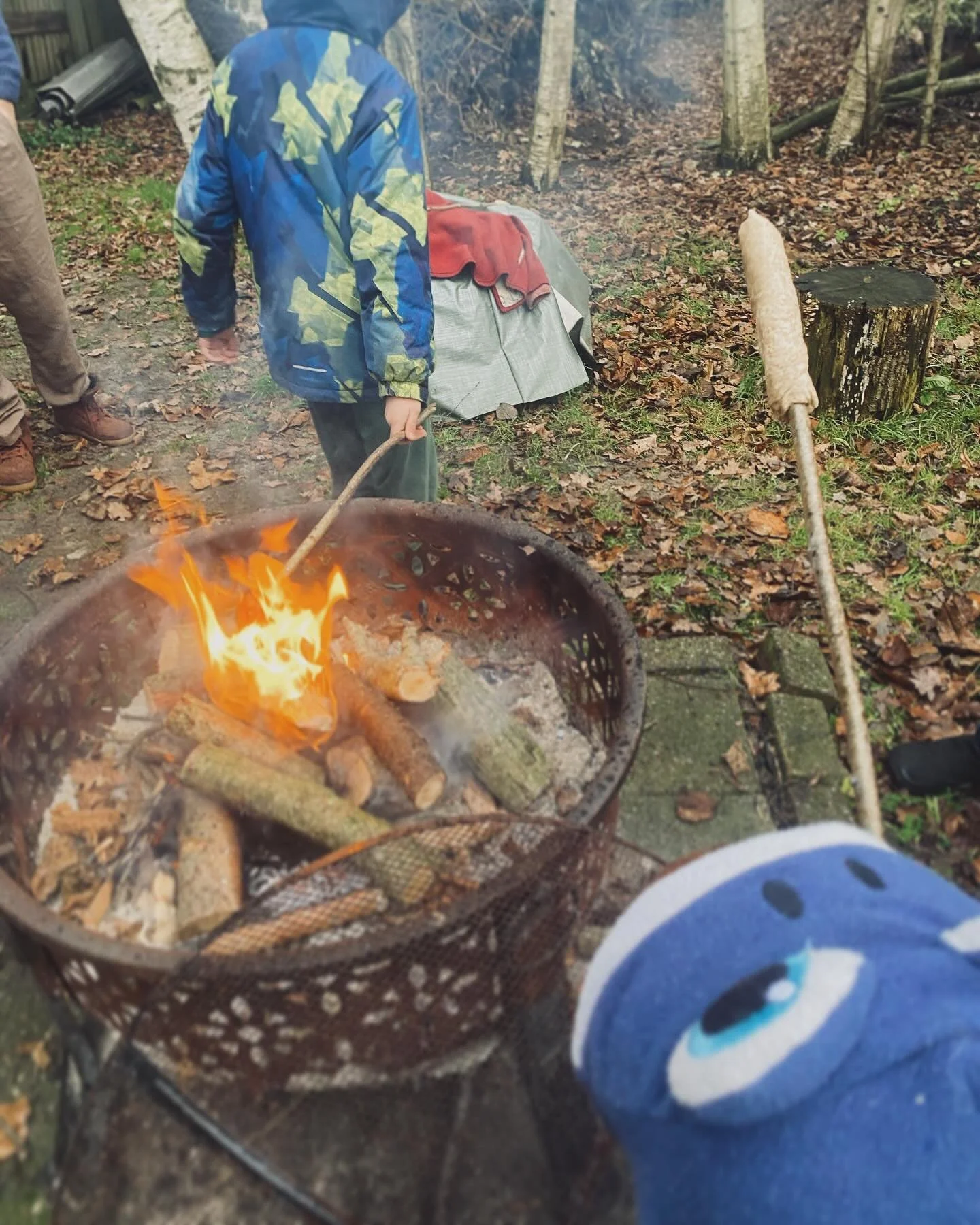 Midwinter vieren

We plaatsen niet zo vaak iets op Instagram, maar we zijn offline nog steeds erg actief. Vandaag vierden we met de Deelschelanden groep Midwinter.

We hadden een fijne potluck vol heerlijk eten, we deden een meditatie, iemand las een
