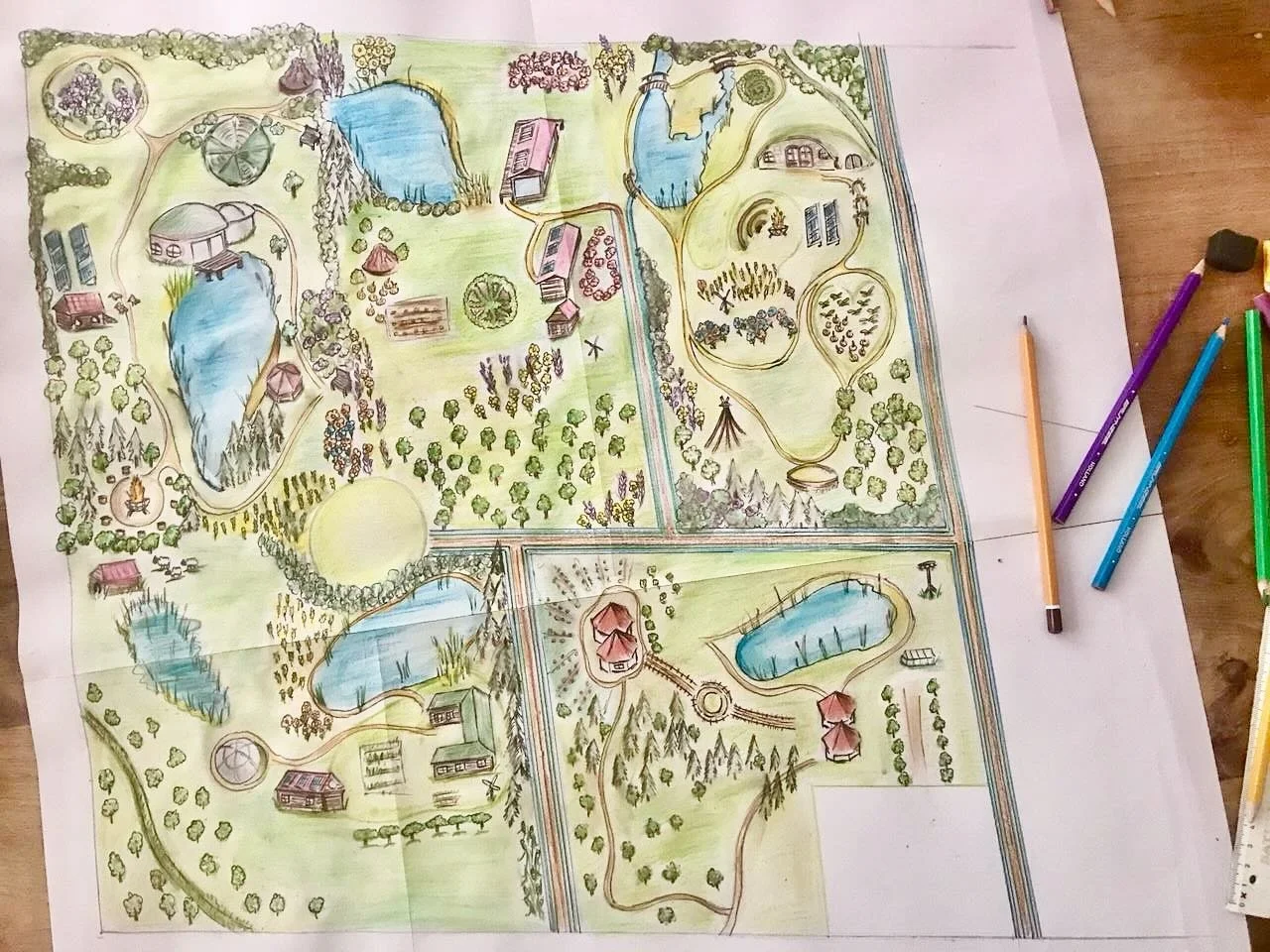 We streven een leefstijl na in harmonie met de natuur, ge&iuml;nspireerd door de toekomstdromen van Anastasia, verwoord door Vladimir Megre. Een familie in diverse generaties bewoont een stuk land van circa 1 hectare, waarop zij een eenvoudige ambach