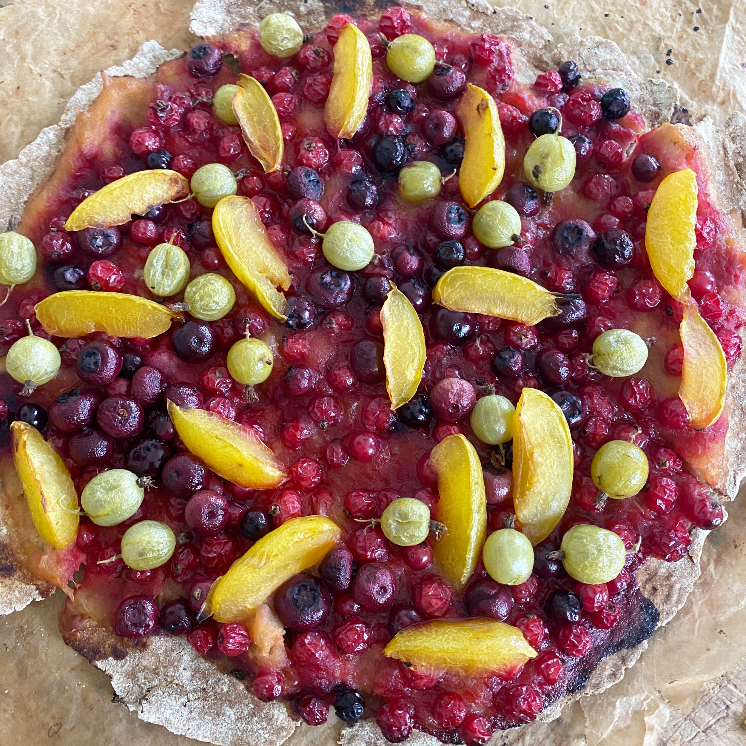 Vandaag de toetjespizza van Maarten en Marin (@dewildeschool ) Het fruit is van eigen land. Zwarte bessen, kruisbessen, aalbessen, pruimen en als onderlaag zelfgemaakte appelmoes van vorig jaar.
Op een boekweit-haver bodem.
Mjamm!
