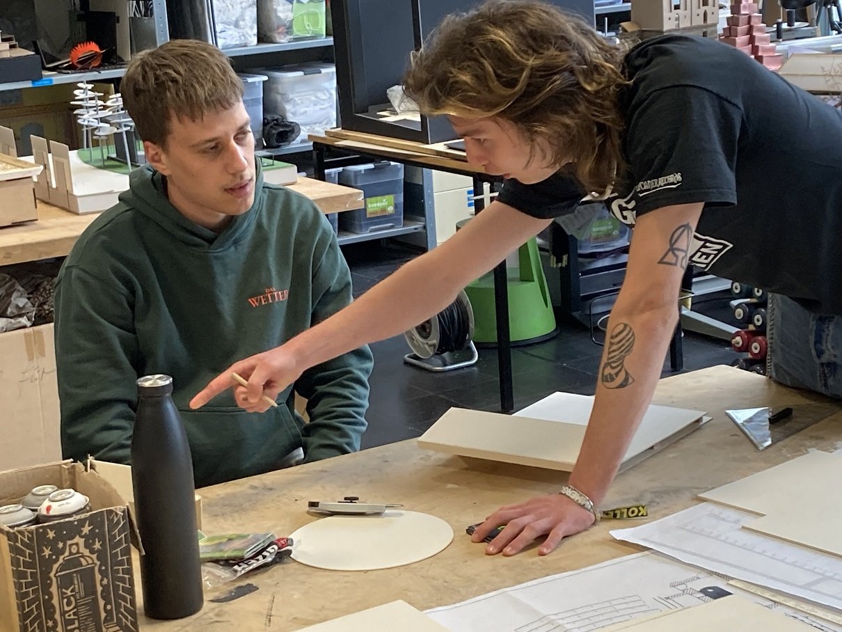 Theater- und Veranstaltungstechnik und - management: Entwurf eines Bühnenbilds im Projektraum des Studiengangs an der BHT Berlin