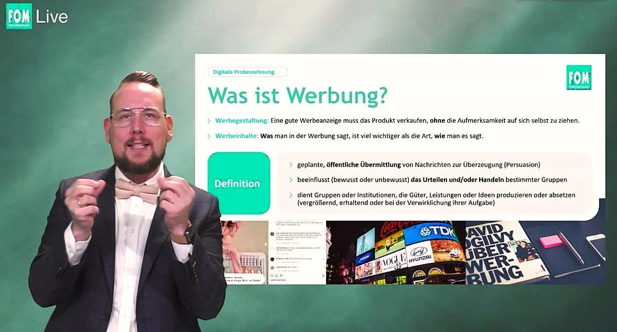 Am der FOM Hochschule für Berufstätige sitzt Prof. Dindass etwa einen Meter vor einem Greenscreen und hält seine digitale Live-Vorlesung “Werbung - wie manipulativ ist sie?”