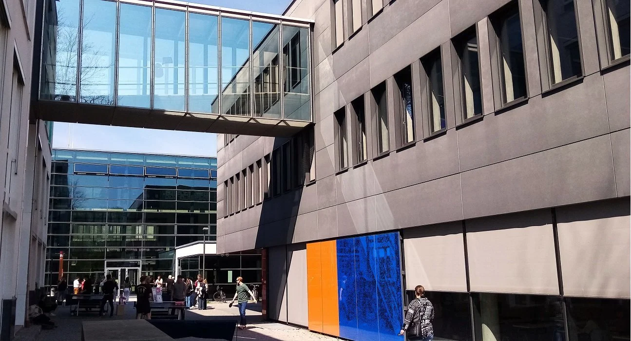 Die Fakultät Wirtschaft der TH Augsburg (rechts): Dreißig Minuten mit dem Regional-Express von München-Pasing bis Augsburg, Haunstetter Straße