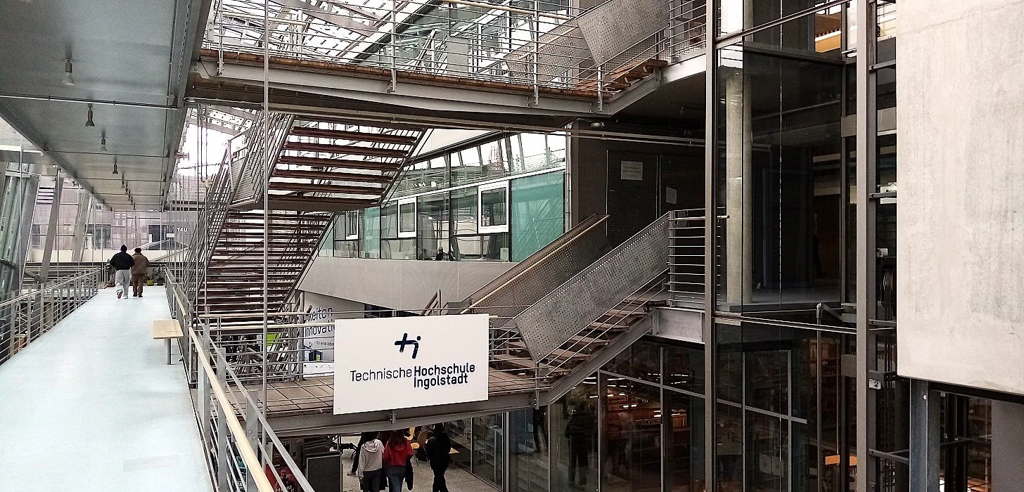 Die Technsche Hochschule Ingolstadt gehört dank der engen Kooperation mit AUDI Zentrum Ingolstadt GmbH und Airbus Defence and Space zu den perfekt ausgestatteten, eher wohlhabenden Hochschulen Deutschlands.
