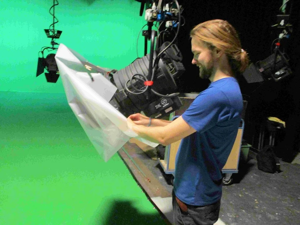 Etwa sechzig LED-Scheinwerfern in Studio 1 der Filmuni werden mit einem White-Diffusion-Filter aus Pergamentpapier manuell überzogen, um weiches Licht zu erzeugen.