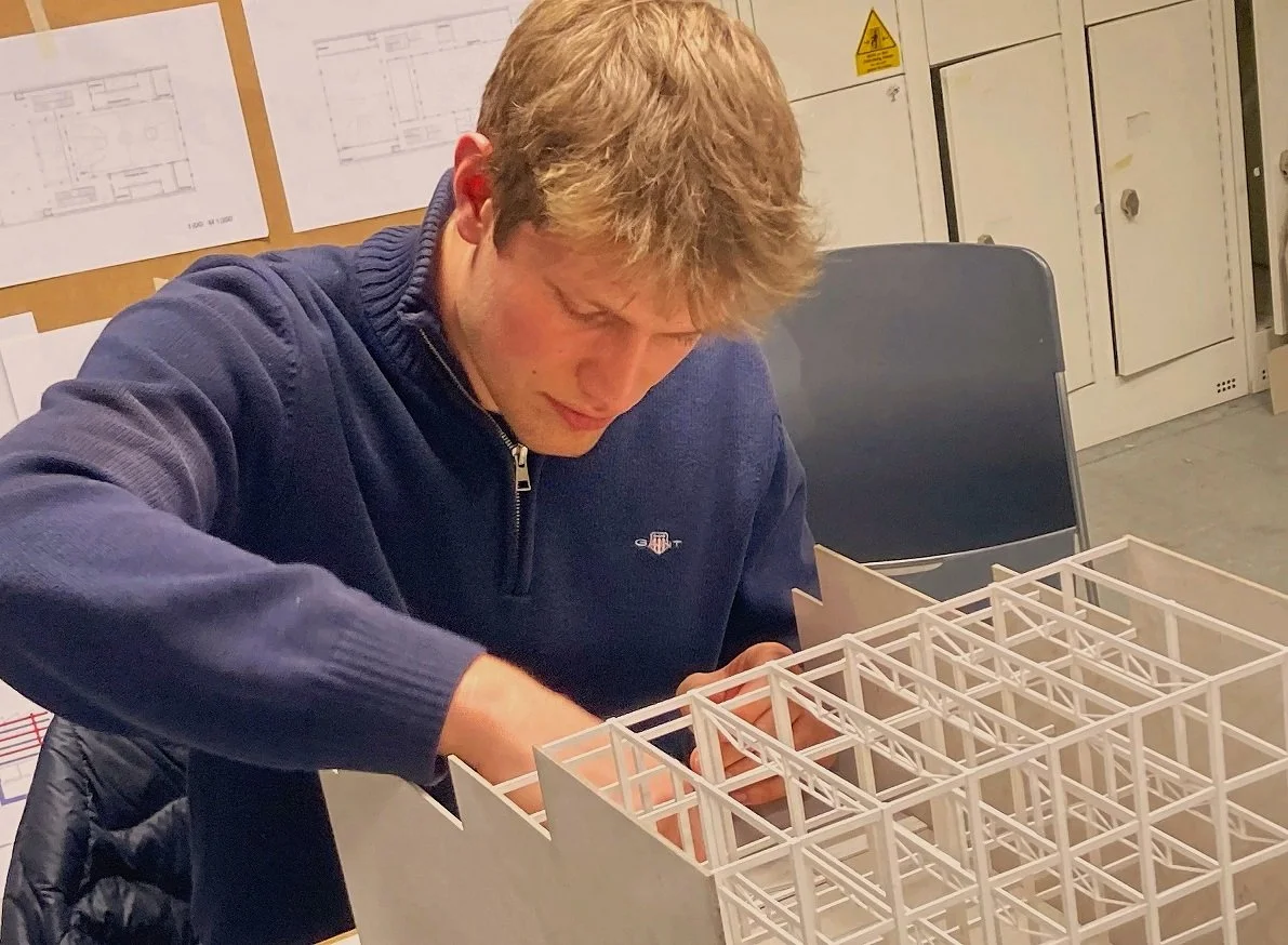 TUM Architektur: „Nach Entwürfen im Holzbau im 2. Semester haben sich die meisten nun für eine Glas-Stahl-Konstruktion entschieden“, sagt Simon, Studierender im 3. Semester
