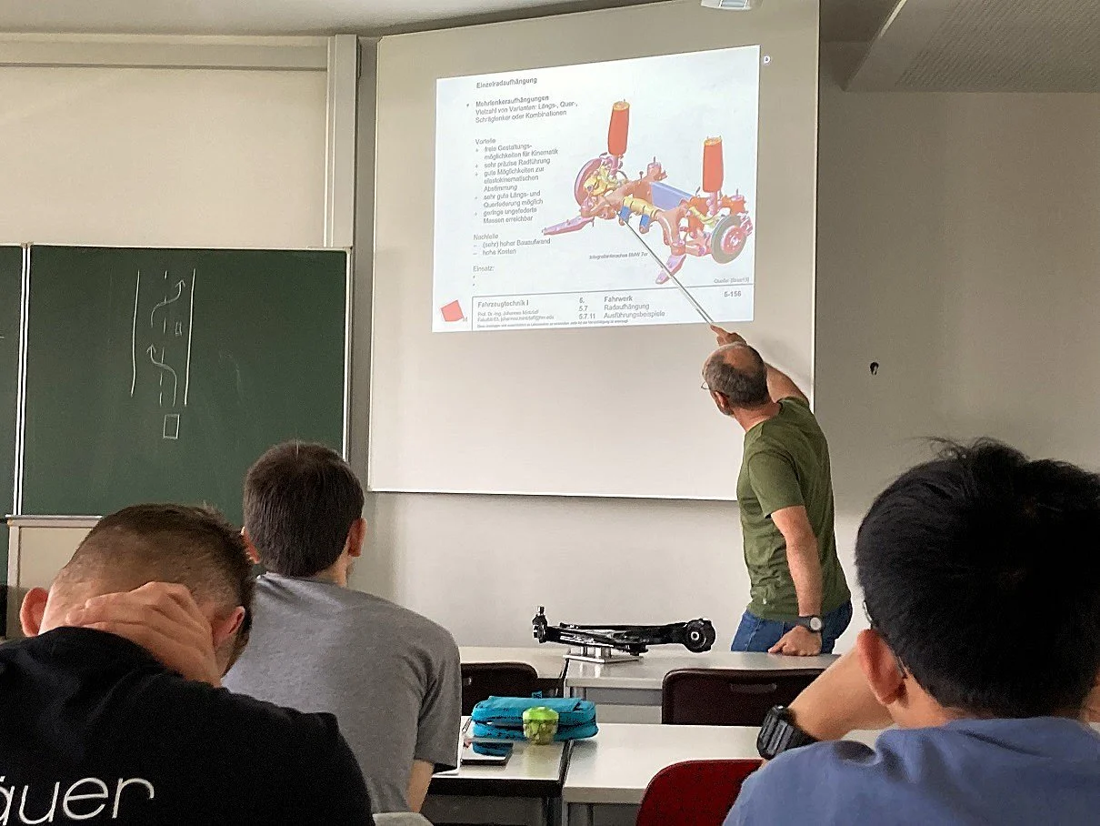 Fahrzeugtechnik Hochschule München Prof. Dr. Mintzlaff erklärt die Radaufhängung am Fahrwerk