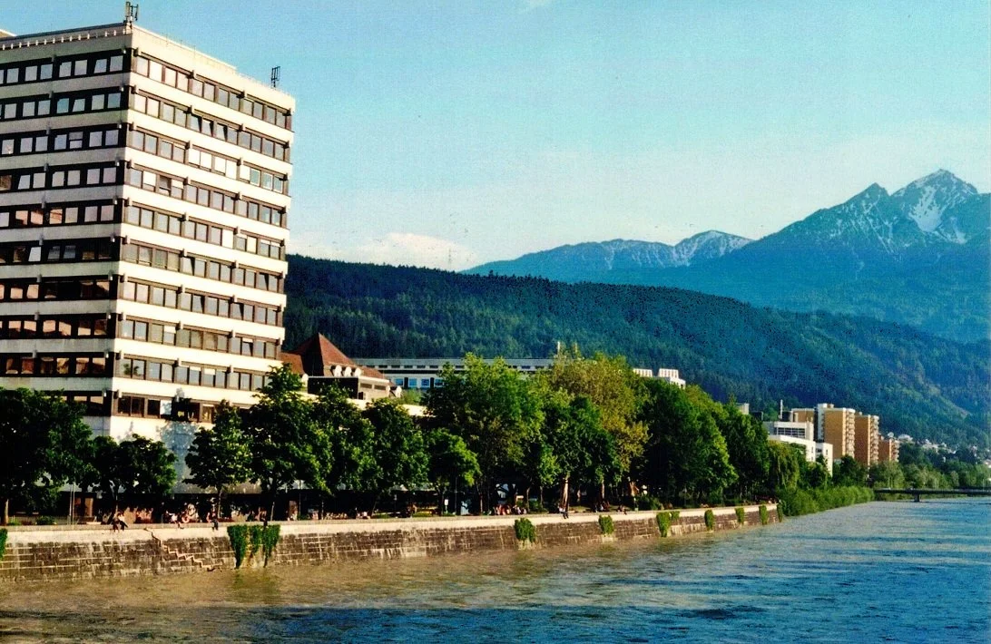 Psychologie Uni Innsbruck: Am Campus Innrain mit seinem 1982 eröffneten GEIWI-Turm – gleich neben dem hundert Jahre alten Hauptgebäude - befinden sich parallel zum Fluss die Hörsäle und die Fakultät.