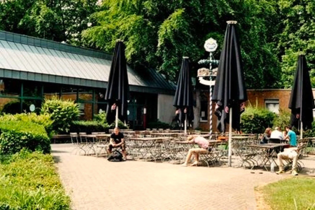 Auch einen bayerischen Biergarten und eine Mensa (hinten) gibt es an der Deutschen Sporthochschule Köln.