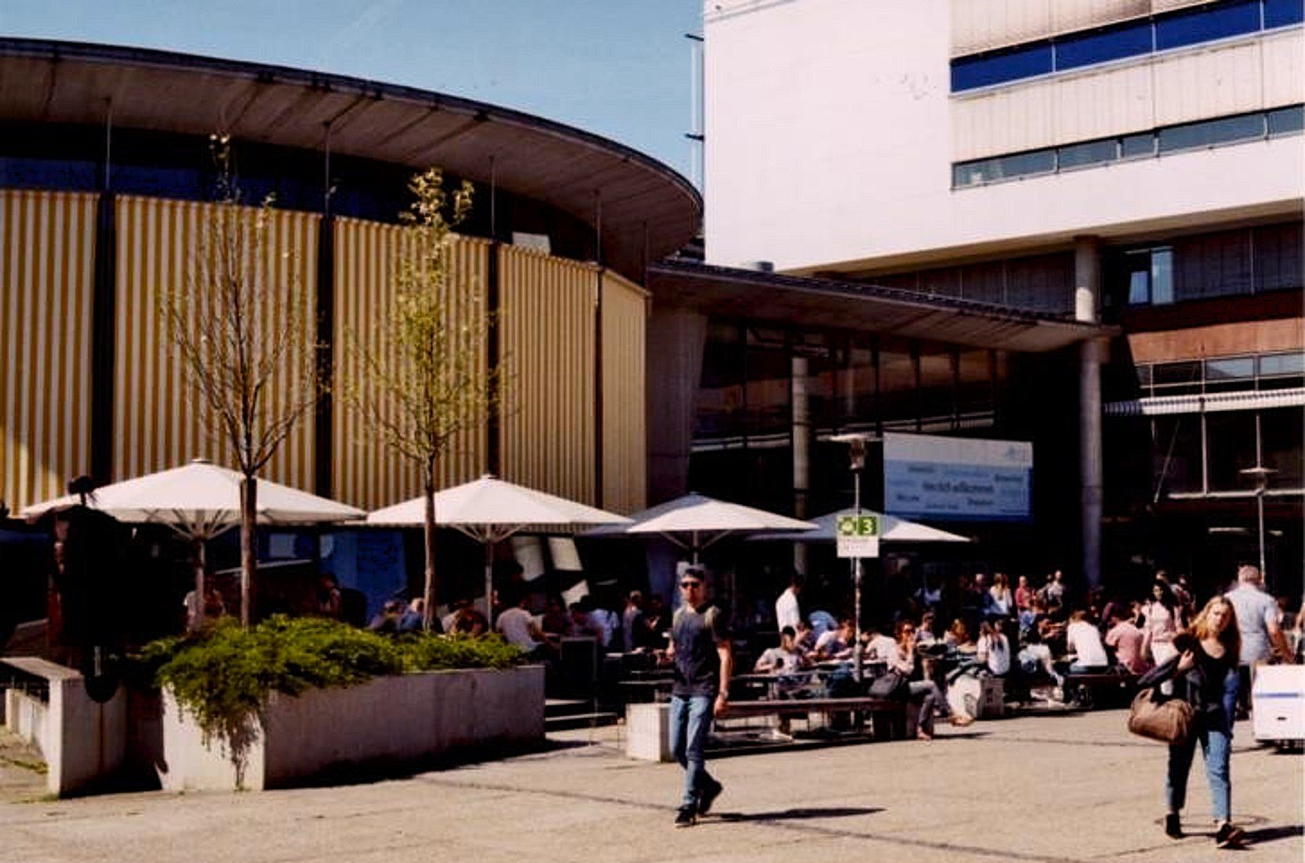 Fünf Vorlesungen laufen pro Semester für die knapp vierzig dual Studierenden an der Frankfurt University of Applied Science: BWL/ VWL/ Recht, eine vierte in Luftverkehrsmanagement und International Management