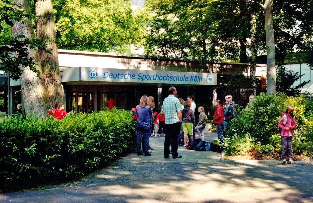 Die Deutsche Sporthochschule Köln bietet einen wissenschaftlichen Master in Sportphysiotherapie mit Möglichkeit zur Promotion an.