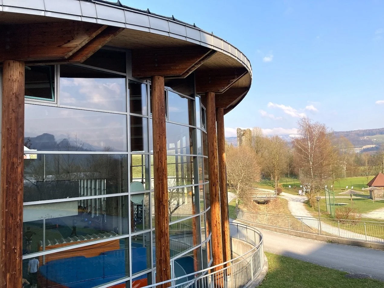 Das Universitäts- und Landessportzentrum Salzburg (ULSZ-Rif) der Universität Salzburg in Hallein ist in 30 Minuten mit dem Bus aus der Innenstadt gut erreichbar