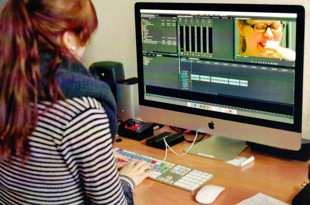 Fernsehredaktion des NRW-weiten TV-Lernsenders NRWision mit einem großen Fernsehstudio mit Regie und Aufnahmeleitung.