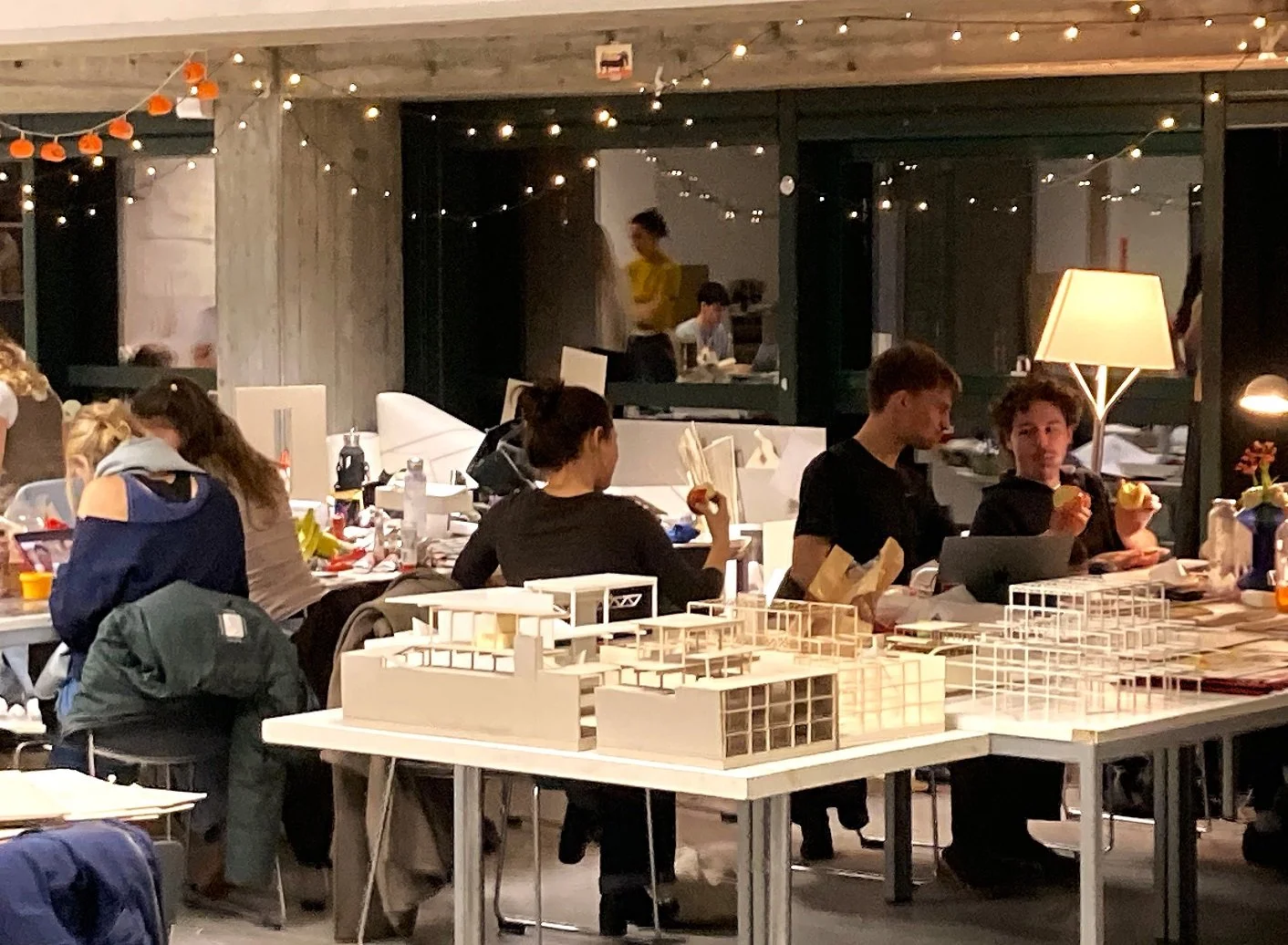 Architektur an der TUM: Die Vertiefung von konzeptionellenund analytischen Fähigkeiten steht im 3. Semester im Mittelpunkt: Projektarbeit im “Grünen Saal” der TUM - über der Mensa.