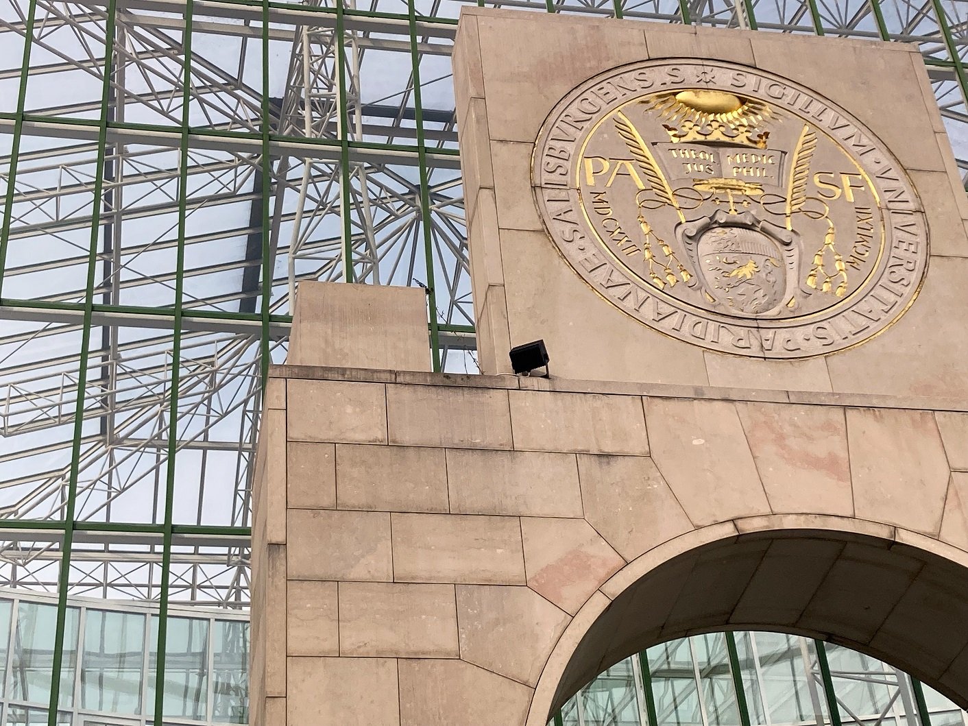 Die Naturwissenschaftliche Fakultät NAWI der PLUS Paris-Lodron Universität Salzburg -hier: der Eingangsbereich.