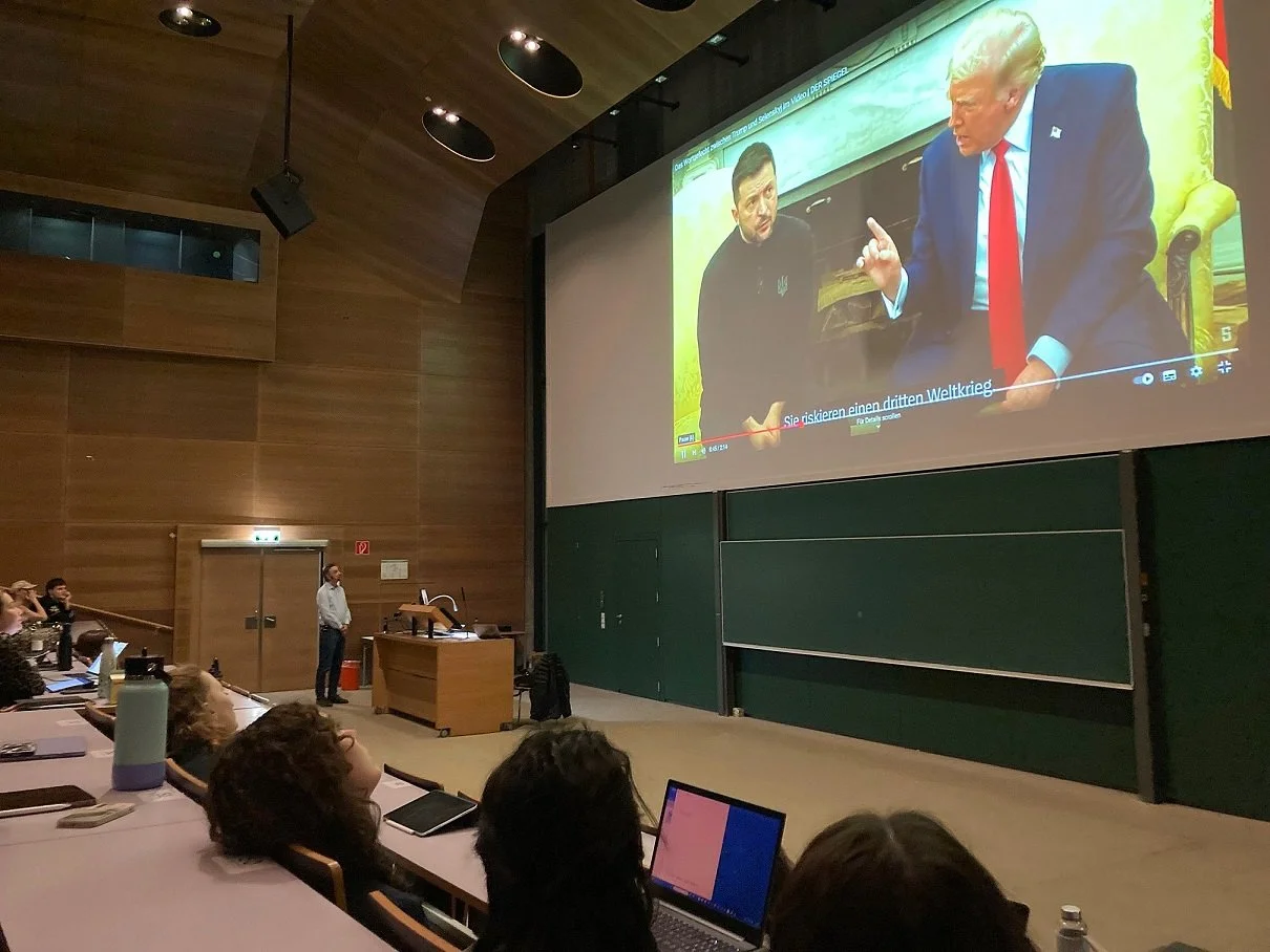 die aggressiven verhaltensmuster von Donald Trump gegenüber Präsident Selensky ausführlich im Hörsaal diskutiert