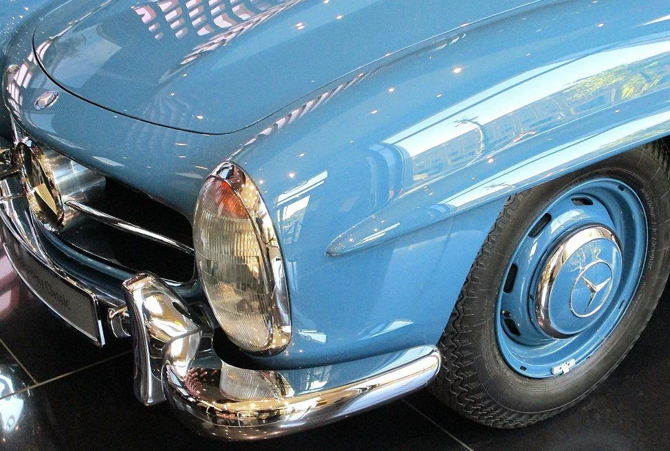 Ein Reihensechszylinder-Viertaktmotor (2,996 ccm) mit mechanischer Benzineinspritzung und ca. 215 PS
