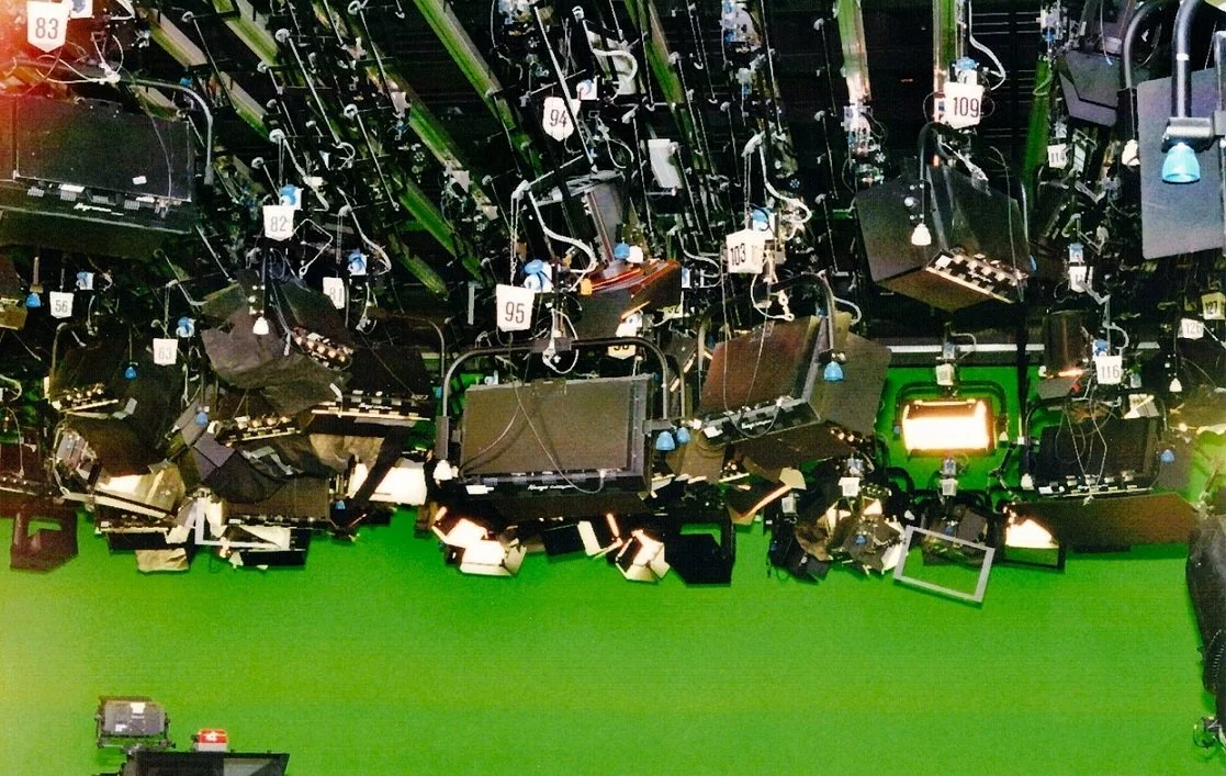 Scheinwerfer und Greenscreen im ZDF-Nachrichtenstudio, in dem das heute-journal produziert wird