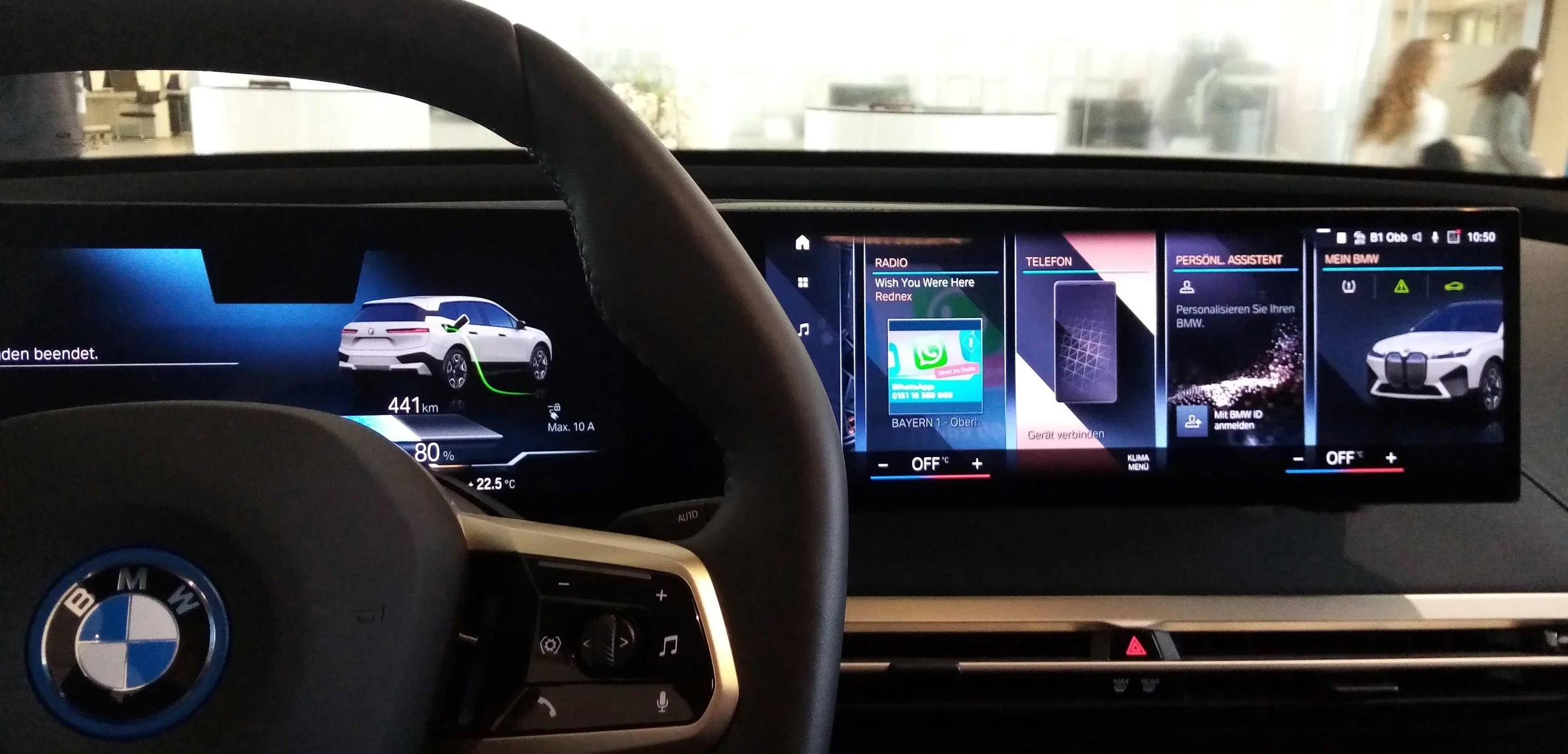 Ein BMW Product Genius verkauft keine Autos, sondern erklärt digitale Services und hilft bei der Einrichtung