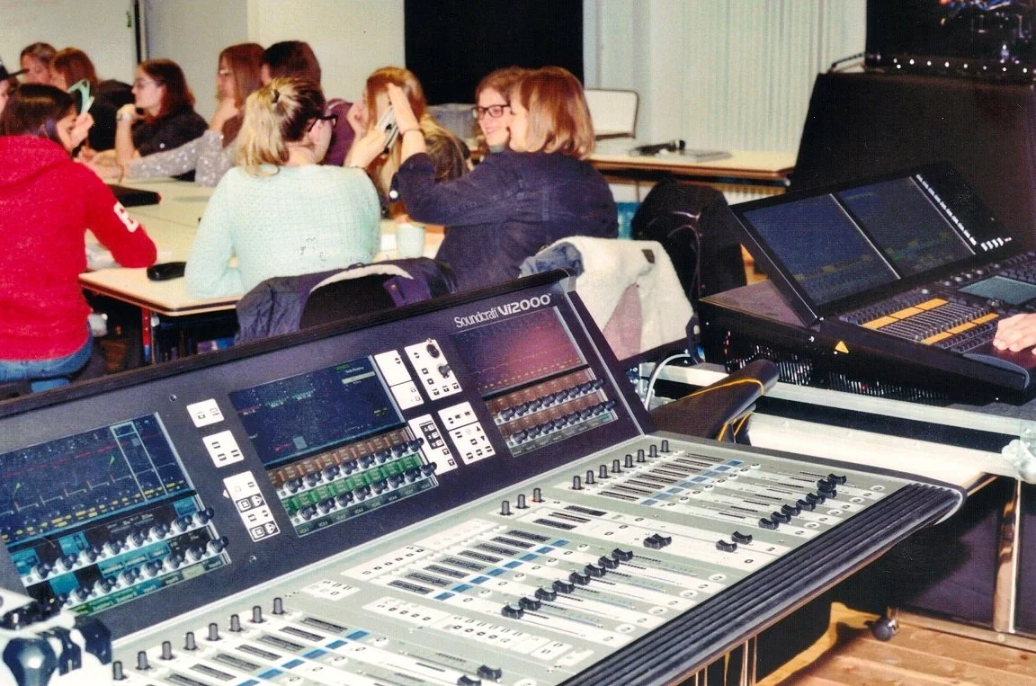 Das ehemaliges Theaterstudio im Löbershof bietet mit einerLehrbühne, die mit moderner Veranstaltungstechnik ausgestattet ist, gute Voraussetzungen für praxisnahes Lernen