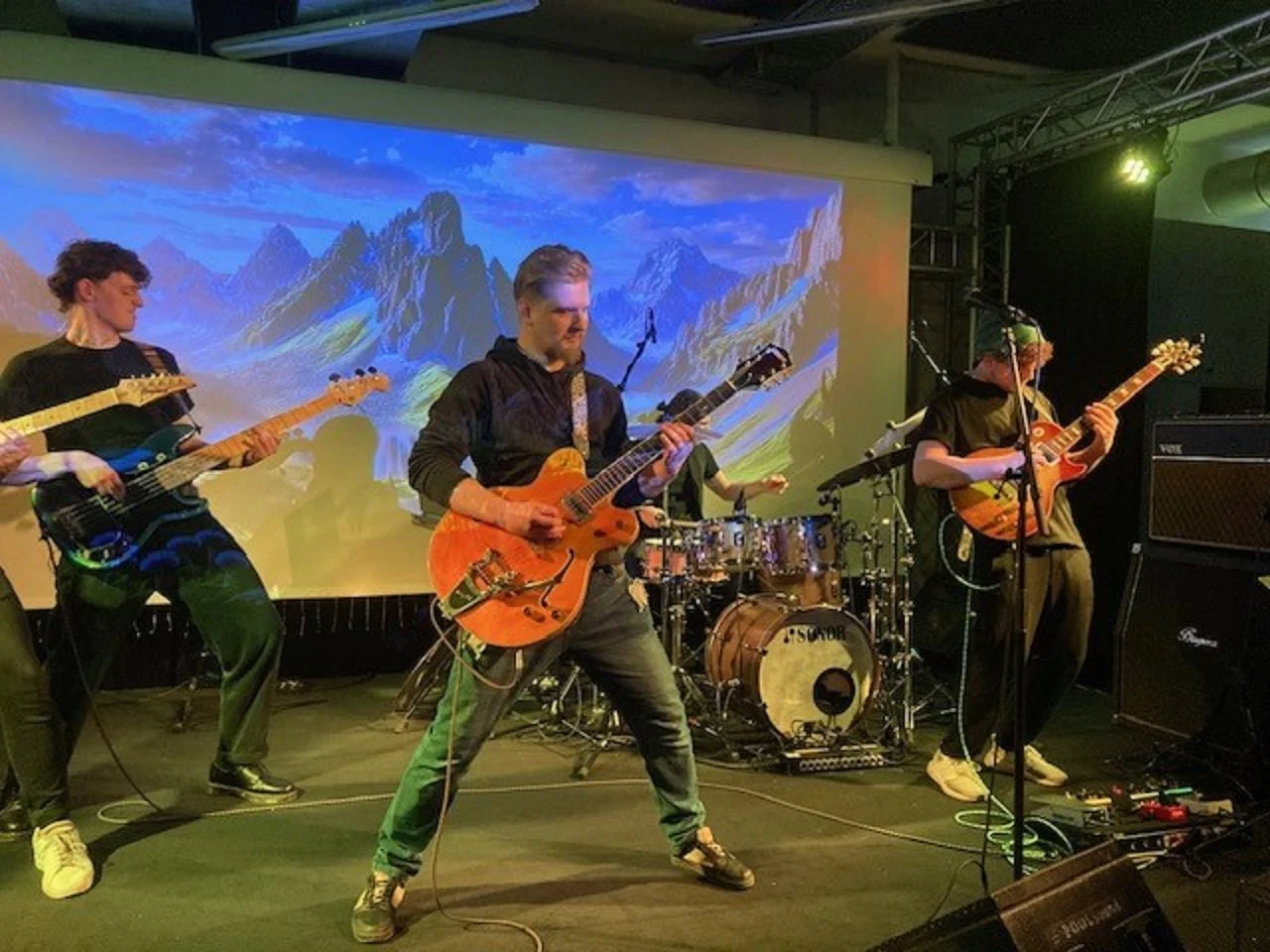 Semesterabschlusskonzert, erster Auftrittvor Publikum und zugleich Modulprüfung im künstlerischen B.A. Popmusikdesign