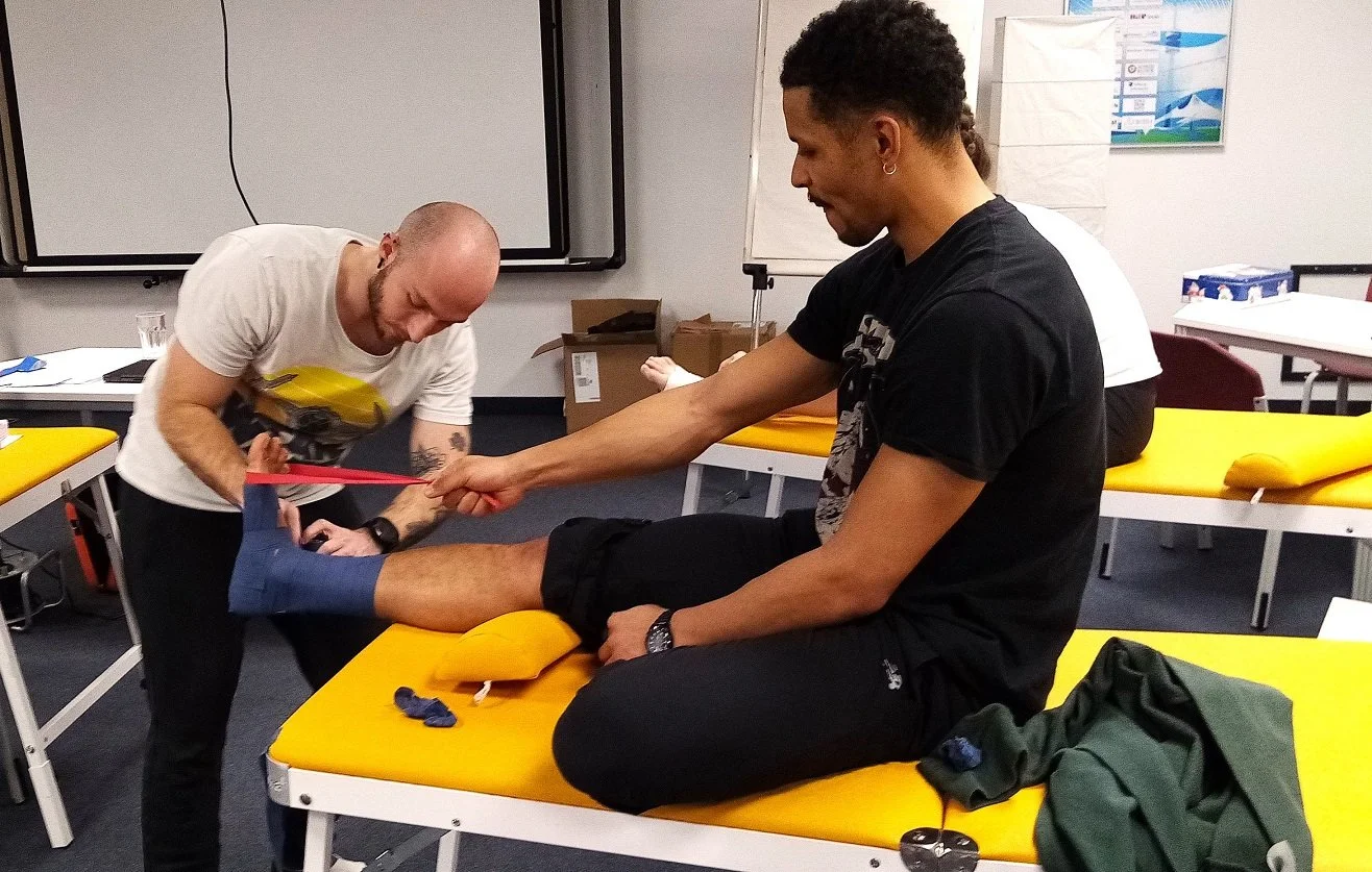 Das Draco Sport-Tape ist ein nicht-elastisches Sporttape für Stützverbände, also ein Klebeband zur Unterstützung von Gelenken und Muskeln während des Sports, um die Stabilität zu gewährleisten und Verletzungen zu verhindern