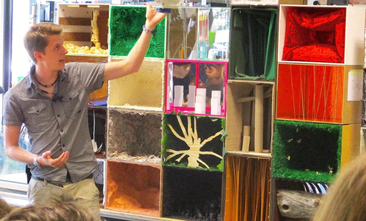 Theater- und Veranstaltungsechnik und -management BHT Berlin:Bei Prof. Newesely präsentieren die Studierenden die Entwürfe ihres Bühnenbilds – jeder einzelne hat ein Modell in einer Kiste aus Holz gebaut.  