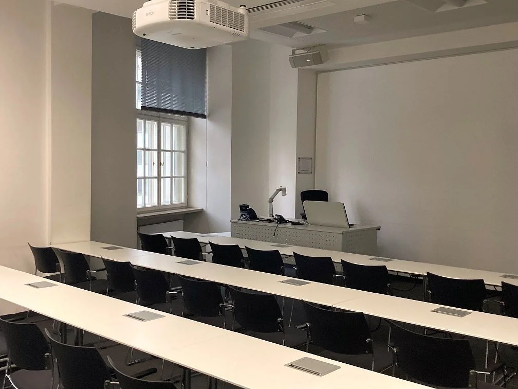 “H” steht für die Lehrräume in der Neuen Hopfenpost, wo die FOM im ersten Stock Lehrveranstaltungen in Präsenz anbietet.