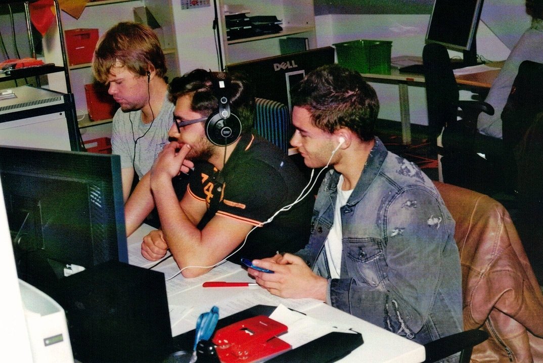 „Für vierundzwanzig von ihnen wird das heute ihr Einstieg ins Team. Ich kenne niemanden, der nach 2 Semestern aufgehört hat”: Ausbildung bei M94,5 MediaschoolBayern