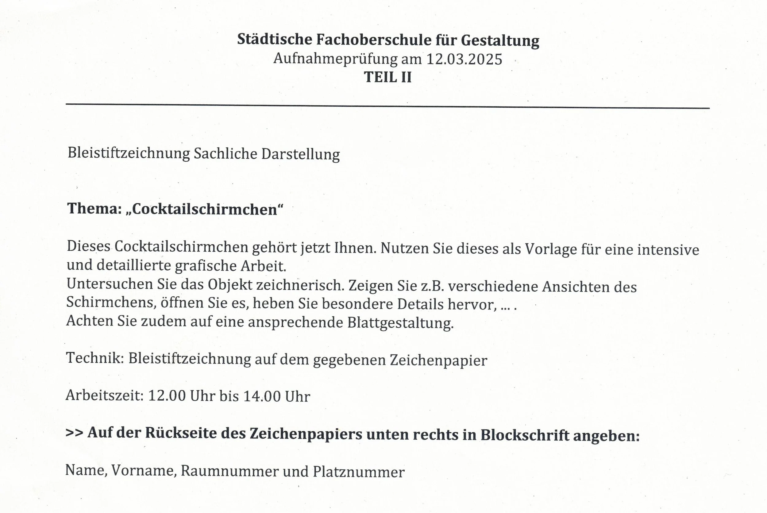 “Cocktailschirmchen” - das Thema der Bleistiftzeichnung nach einer Vorlage mit Schraffuren aus verschiedenen Richtungen, um Plastizität zu schaffen. Der 2. Teil der Aufnahmeprüfung der FOS Gestaltung