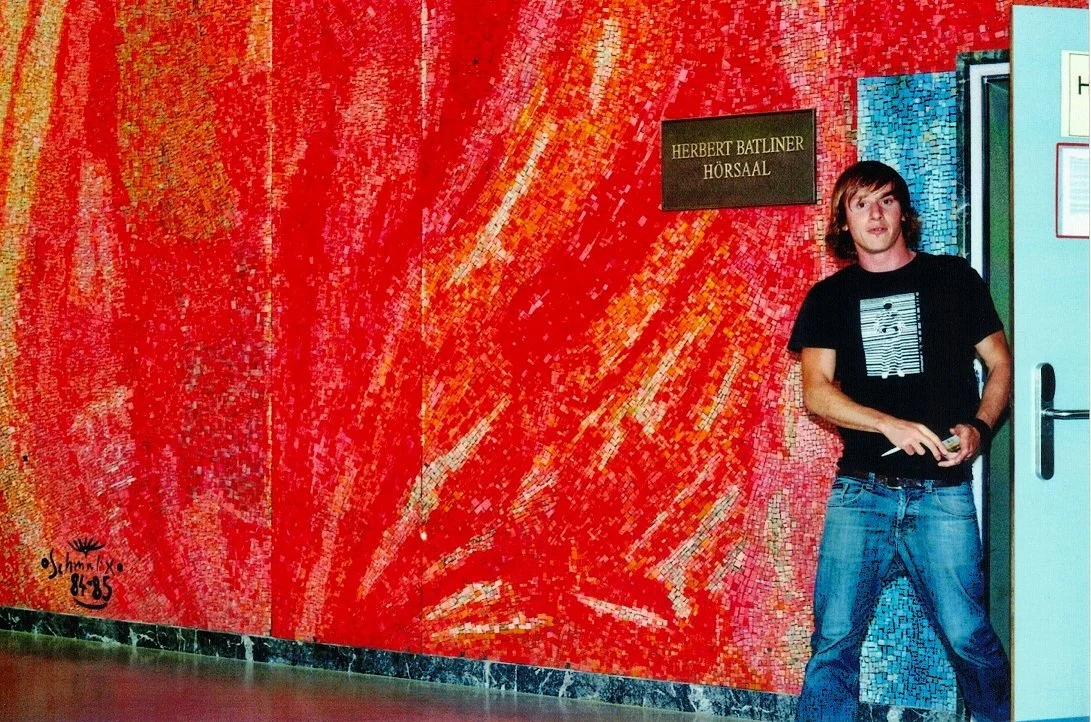 Psychologie an der Universität Innsbruck: Die Hörsäle befinden sich am Campus Innrain im Erdgeschoss. Die Gänge sind mit Mosaikkunst geschmückt.