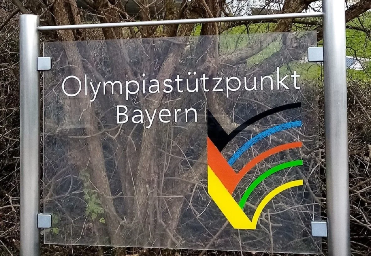 Unter der Westtribüne des Münchner Olympiastadions befindet sich der Eingang zum Olympiastützpunkt Bayern, wo die vom Deutschen Olympischen Sportbund anerkannten Kurse der PhysioKlinik-Akademie Aitrachtal stattfinden
