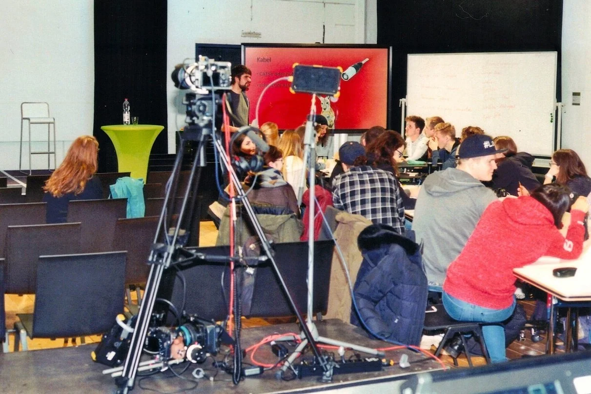 Praxisprojekte im Löbertshof der THM Gießen, wie beispielsweise die Beleuchtungsübung. Oder: Wie schließe ich Scheinwerfer an? Außerdem: Grundlagen Video, Rigging sowie Beschallung