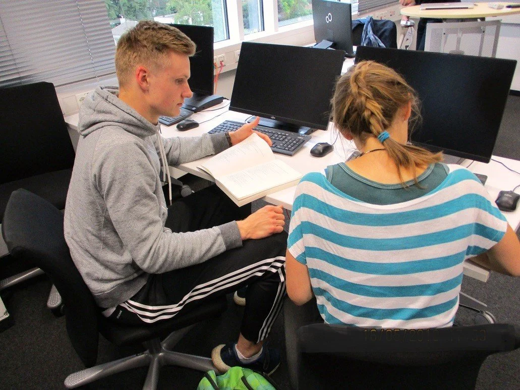 Aus dem Märchen ‘Hänsel und Gretel’ eine sendetaugliche Nachricht entwickeln: Sportjournalismus an der Deutschen Sporthochschule: